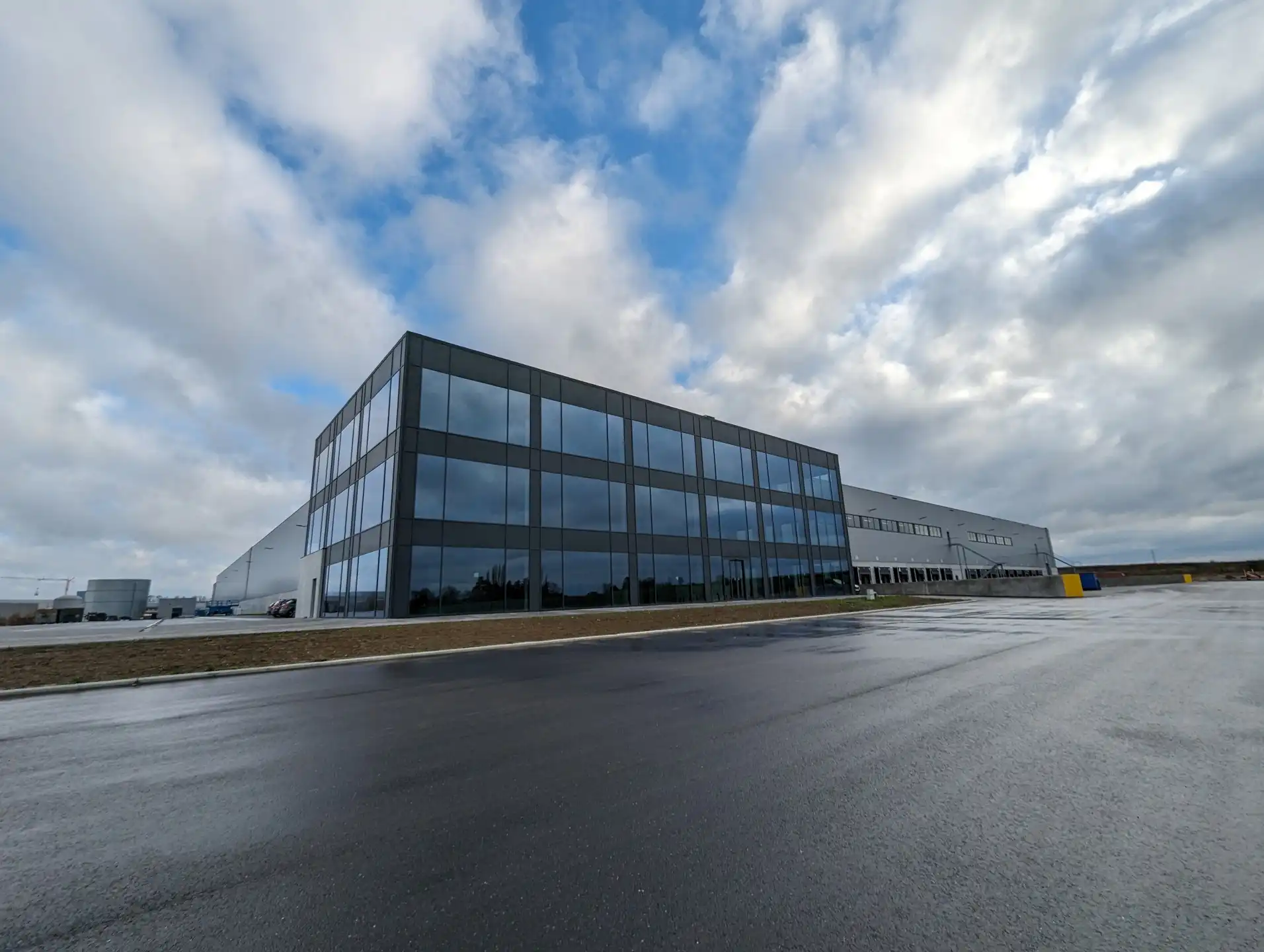 BTS  Magazijn 16.000m² met mezzanine 2.777m² en kantoor 525m² te huur foto 6