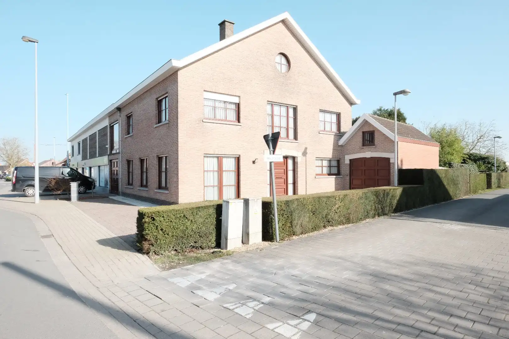 Ruime halfopen woning met 5 slaapkamers, 2 garages en zuidgerichte tuin foto 2
