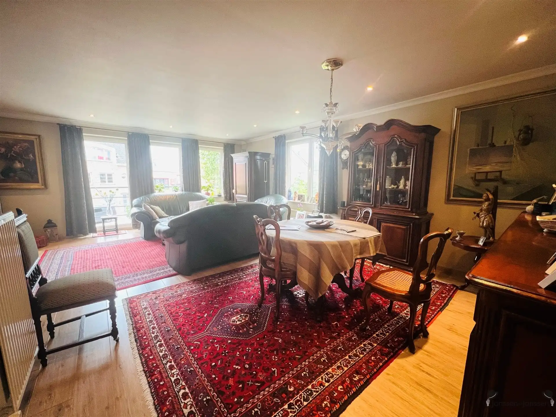 Appartement met 2 slaapkamers + onder- & bovengrondse autostaanplaats foto 3