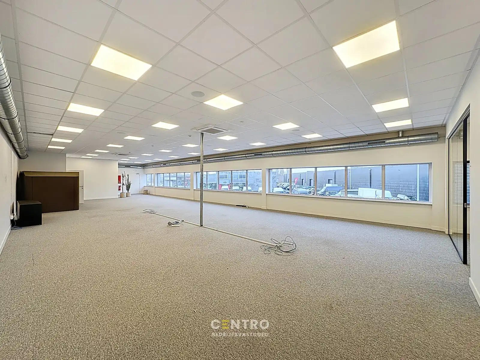 Kwalitatief afgewerkte KANTOORRUIMTE (268 m²) op de eerste verdieping met private parkeergelegenheid (inclusief laadpalen)! foto 3