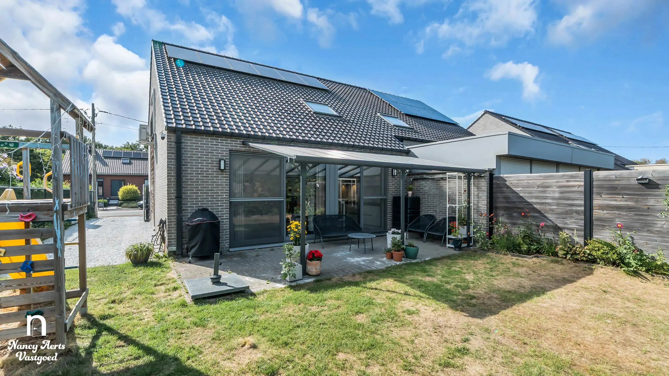 Ruime halfopen gezinswoning met 3 slk in een groene omgeving foto 15