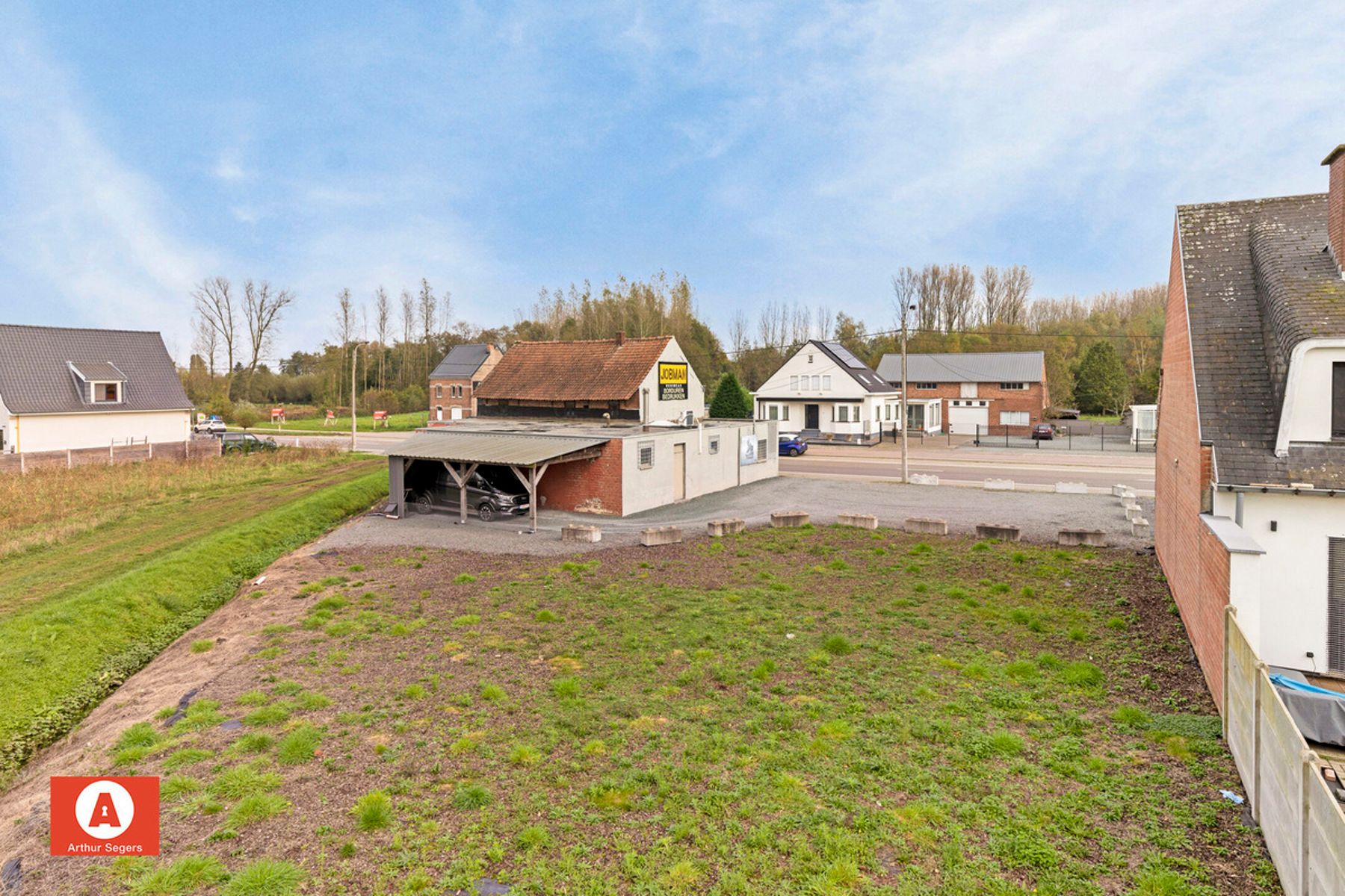 Ruime handelsruimte op centrale ligging met bouwgrond foto 20