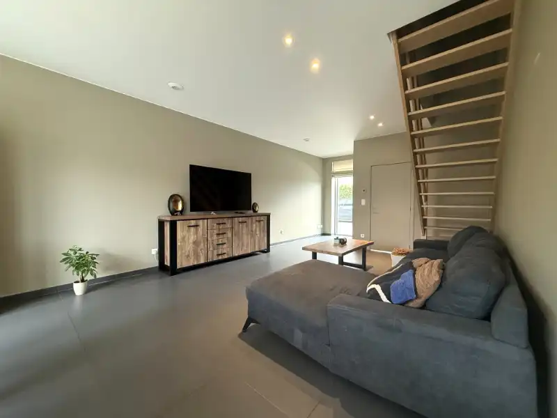 Moderne lage-energiewoning met mooie tuin en garage in een rustige woonwijk foto 6