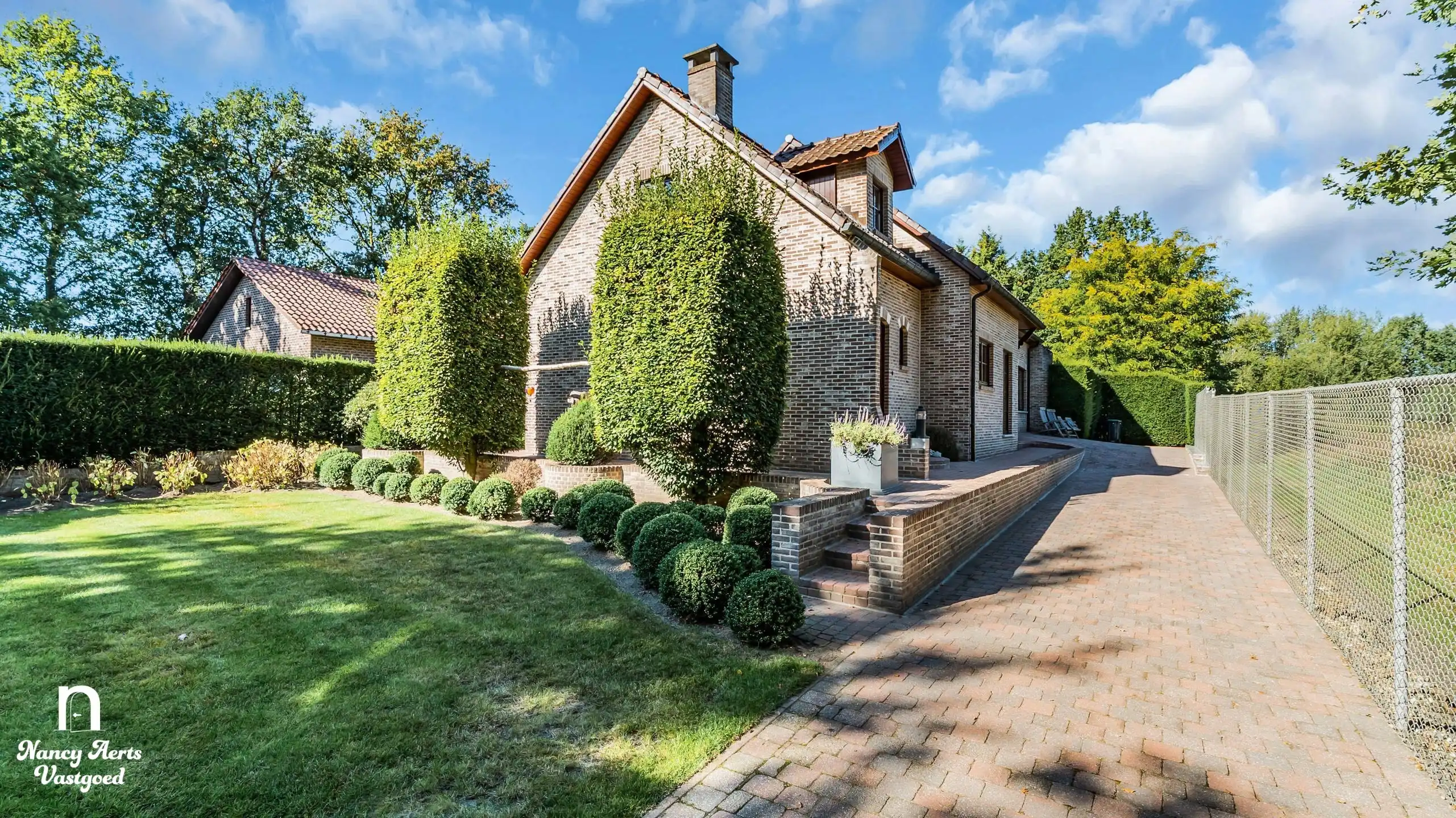 Karaktervolle villa met natuurzwembad en poolhouse in Genk foto 34