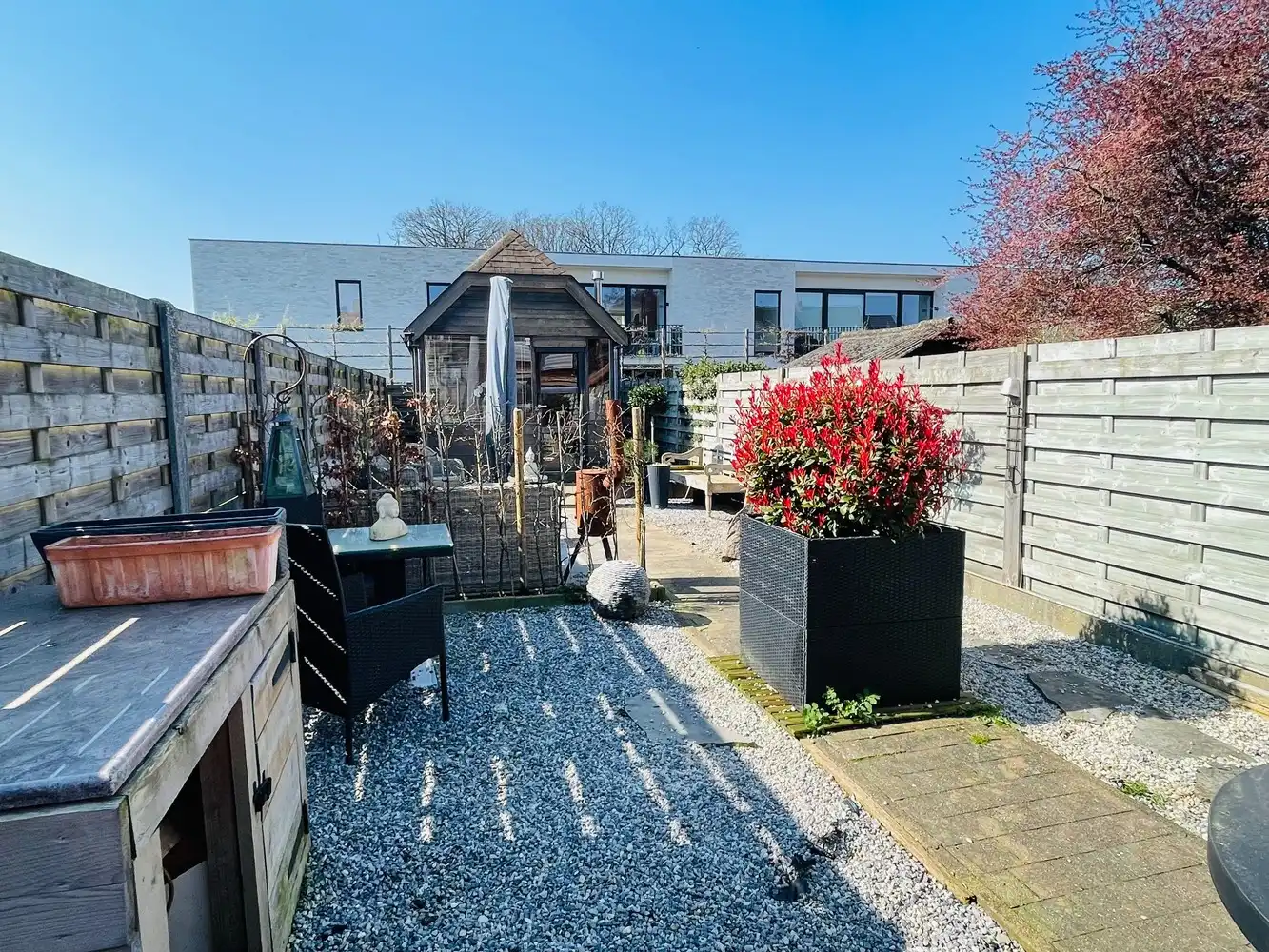 Sint-Andries,Uiterst verzorgd INSTAPKLAAR ENERGIEZUINIG woonhuis ( reno 2019) met grote, zonnige ZUIDWESTgerichte aangelegde terrastuin en prachtig ingericht HUISJE achteraan in de tuin, foto 3