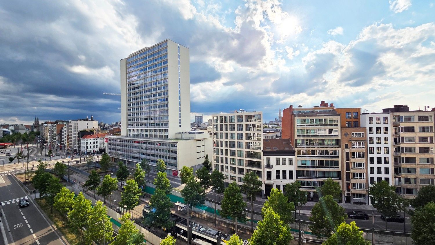 Te renoveren 3 slaapkamer appartement met prachtig uitzicht op de kathedraal in centrum Antwerpen! foto 4