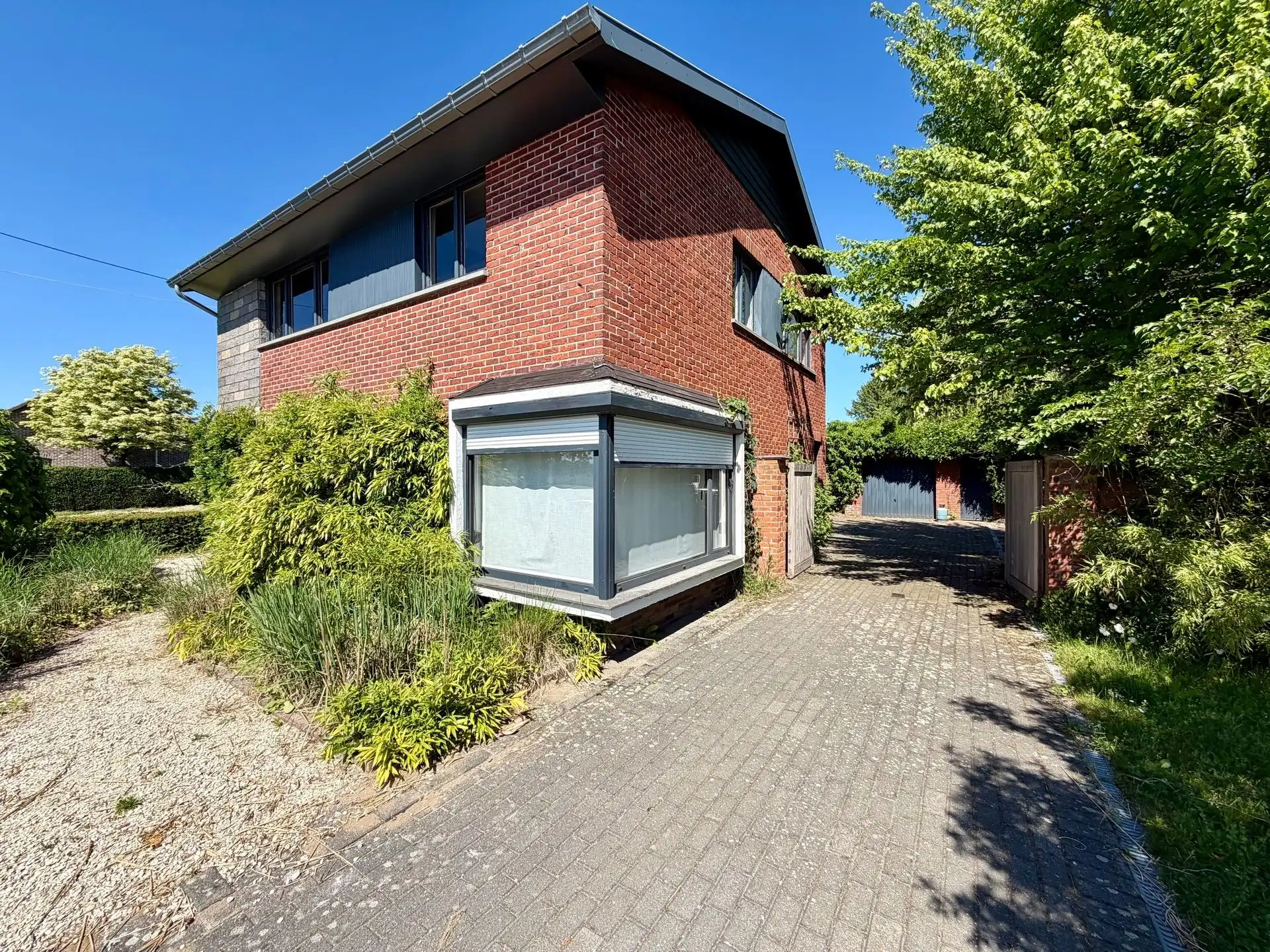 Vrijstaande woning op 25 are met uitzonderlijk renovatiepotentieel in het groen. foto 3