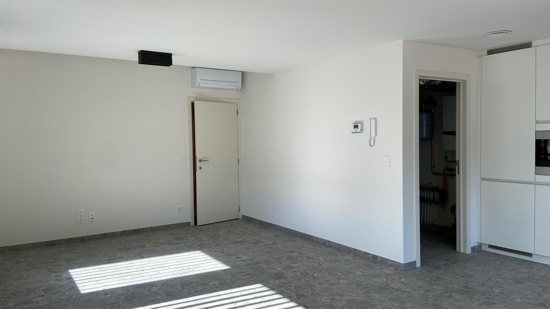 GELIJKVLOERS APPARTEMENT MET TWEE SLAAPKAMERS EN PRIVATIEVE TUIN foto 4