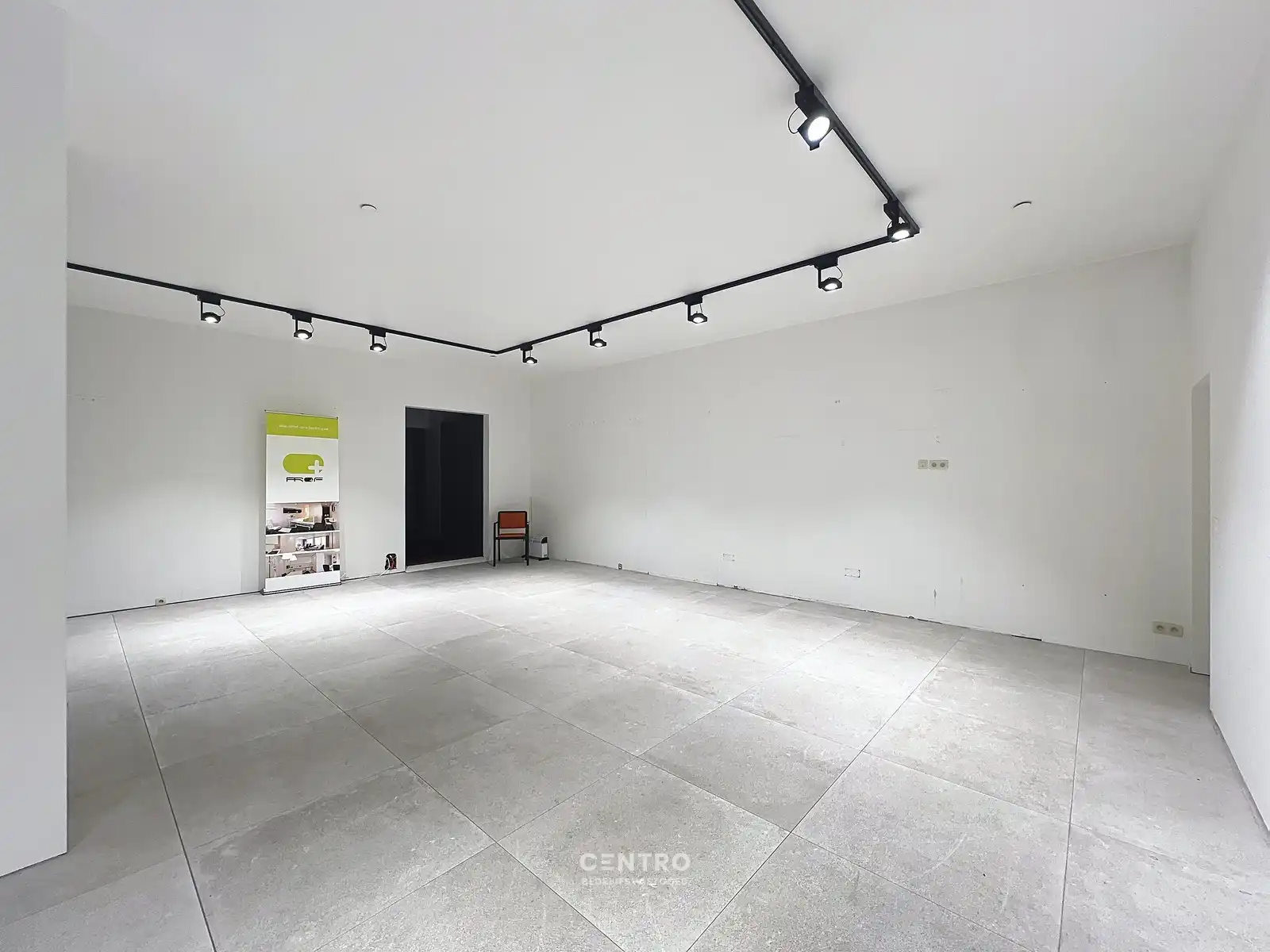 TOONZAAL van 1.000m² met optioneel MAGAZIJN en private PARKING vlak bij de RING van Poperinge ! foto 23