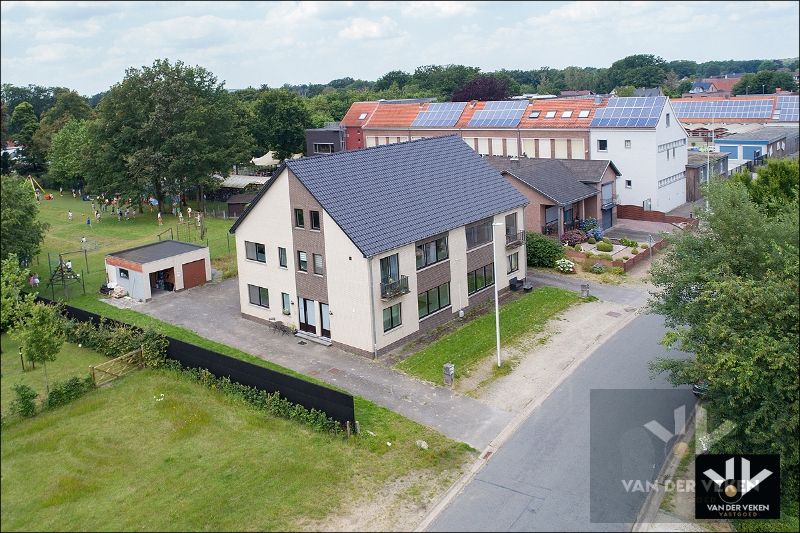 Te renoveren, ruim, centraal en toch rustig gelegen glvl 2-slpkapp met ruim terras nabij centrum Halveweg Zonhoven foto 23