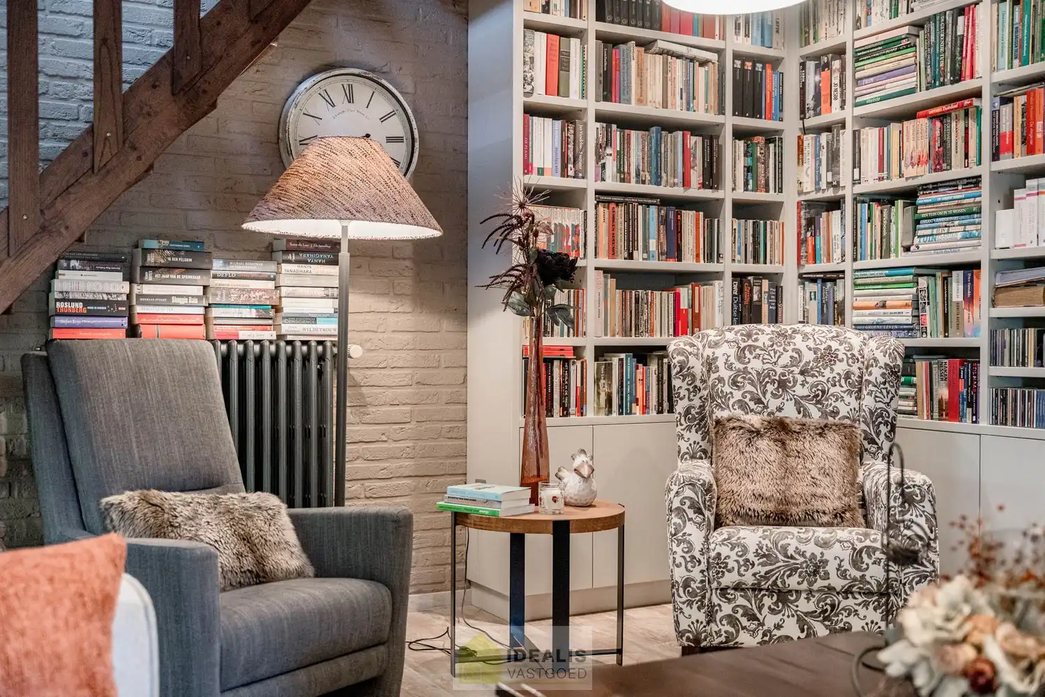 IDYLLISCH GELEGEN BIJZONDERE EIGENDOM BESTAANDE UIT RIANT WOONHUIS, APART BEWOONBAAR BIJGEBOUW EN ATELIER OMGEVEN DOOR EEN SCHITTERD AANGELEGDE TUIN EN WEILAND. Het domein is toegankelijk zowel aan de mooie Urnenveldstraat doch ook via een uitzonderlijk mooie oprijlaan toegankelijk langs de boszijde van het perceel. Deze vrijstaande woning, gebouwd in 1986, beschikt over een sfeervolle leefruimte in vol contact met de tuin en biedt een heerlijke atmosfeer dankzij de centraal geplaatste speksteenkachel. Op de verdieping beschikt de woning over slaapkamers en sanitair. Een absolute meerwaarde is het afzonderlijk volledig ingericht bijhuisje, centraal op het perceel, voorzien van alle woonfaciliteiten. Verder is er de mogelijkheid om wonen/werken te combineren via het knap afgewerkte atelier, met vergezicht op het eigen weiland. Geschikt voor kandidaten op zoek naar een ruime en instapklare parel met een idyllische uitstraling! foto 10