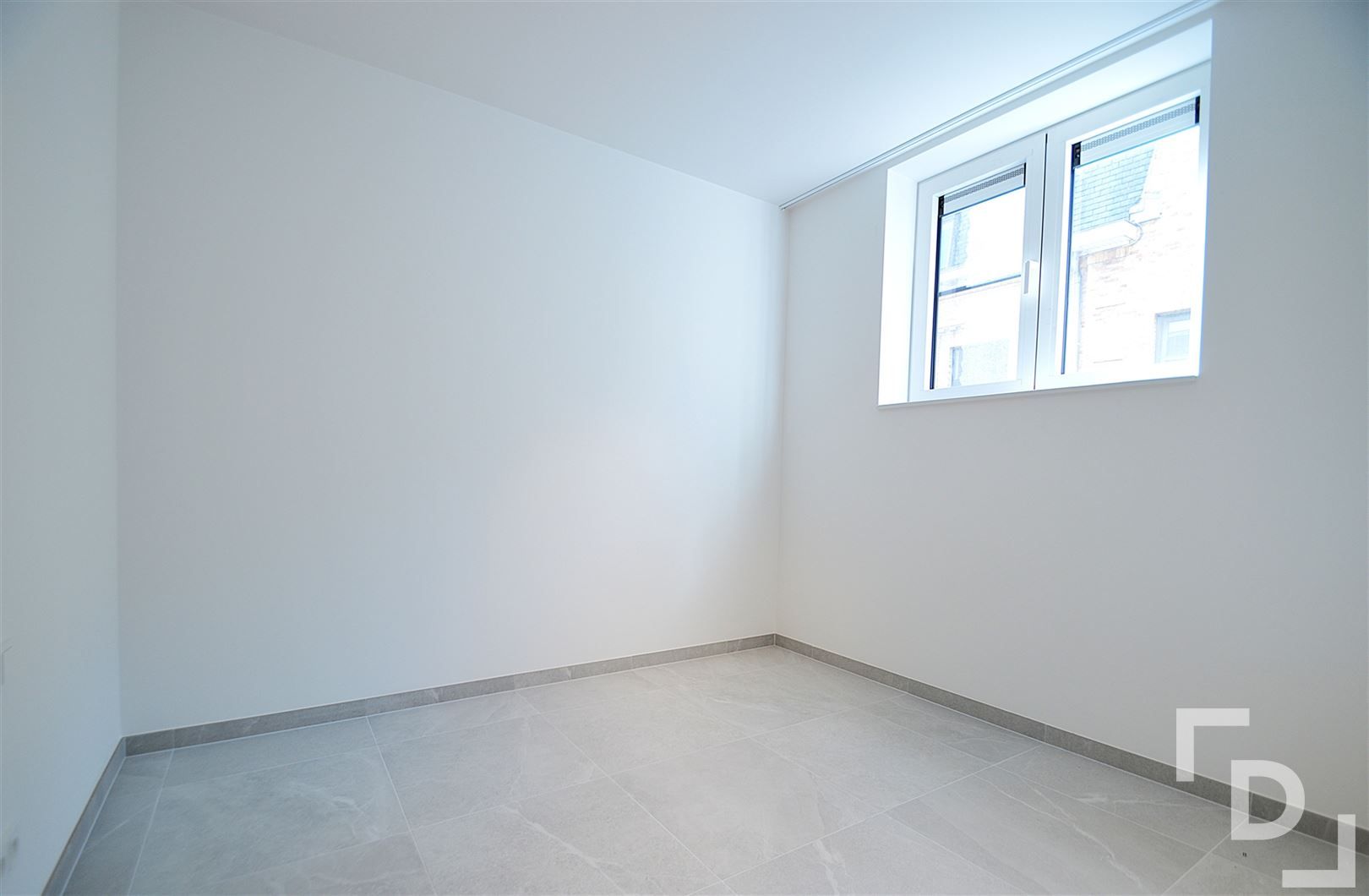 Nieuwbouwappartement van hoogwaardige afwerking met staanplaats te huur in centrum Ieper foto 7