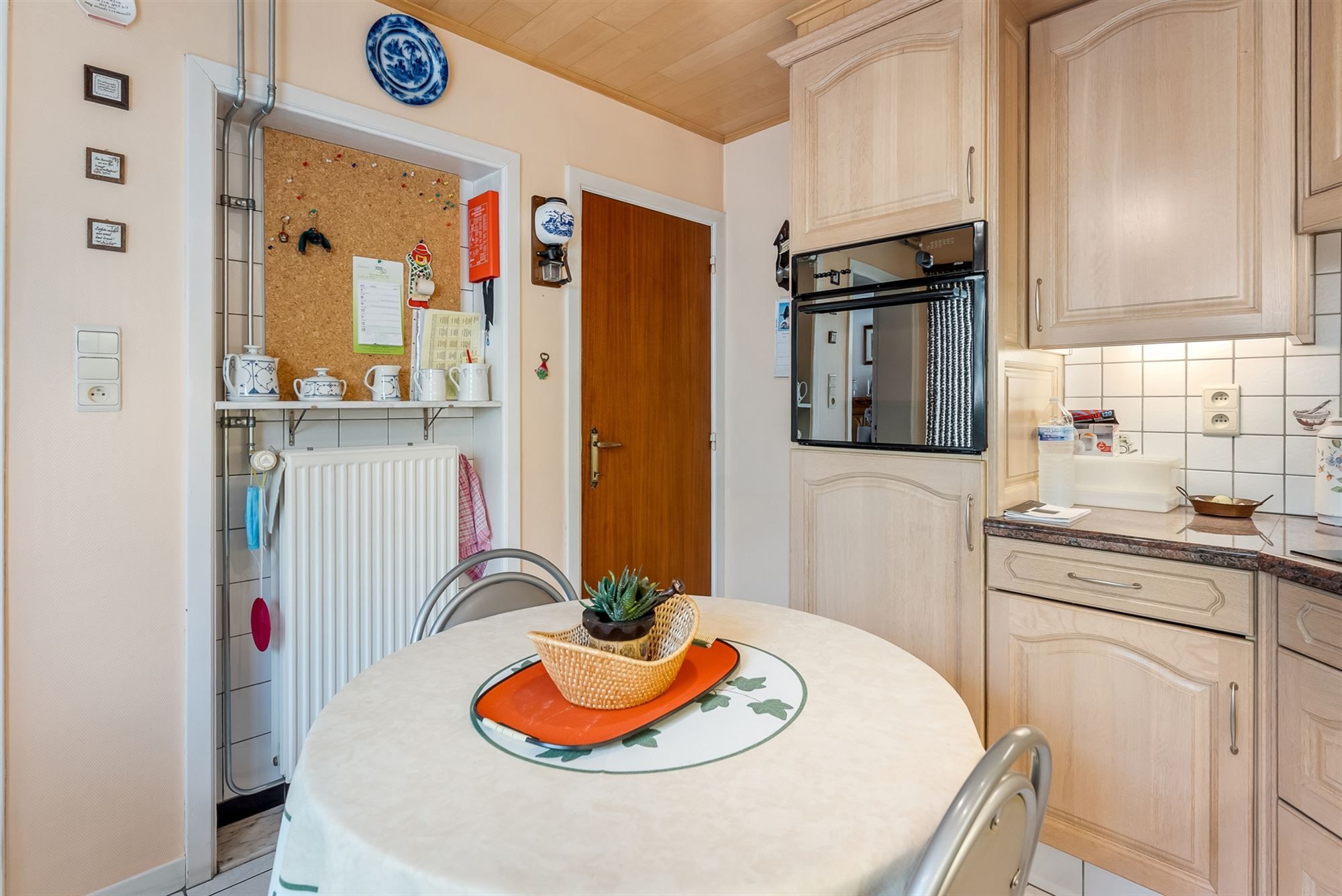 PERFECT ONDERHOUDEN WONING MET RUIME GARAGE EN BIJGEBOUW foto 8