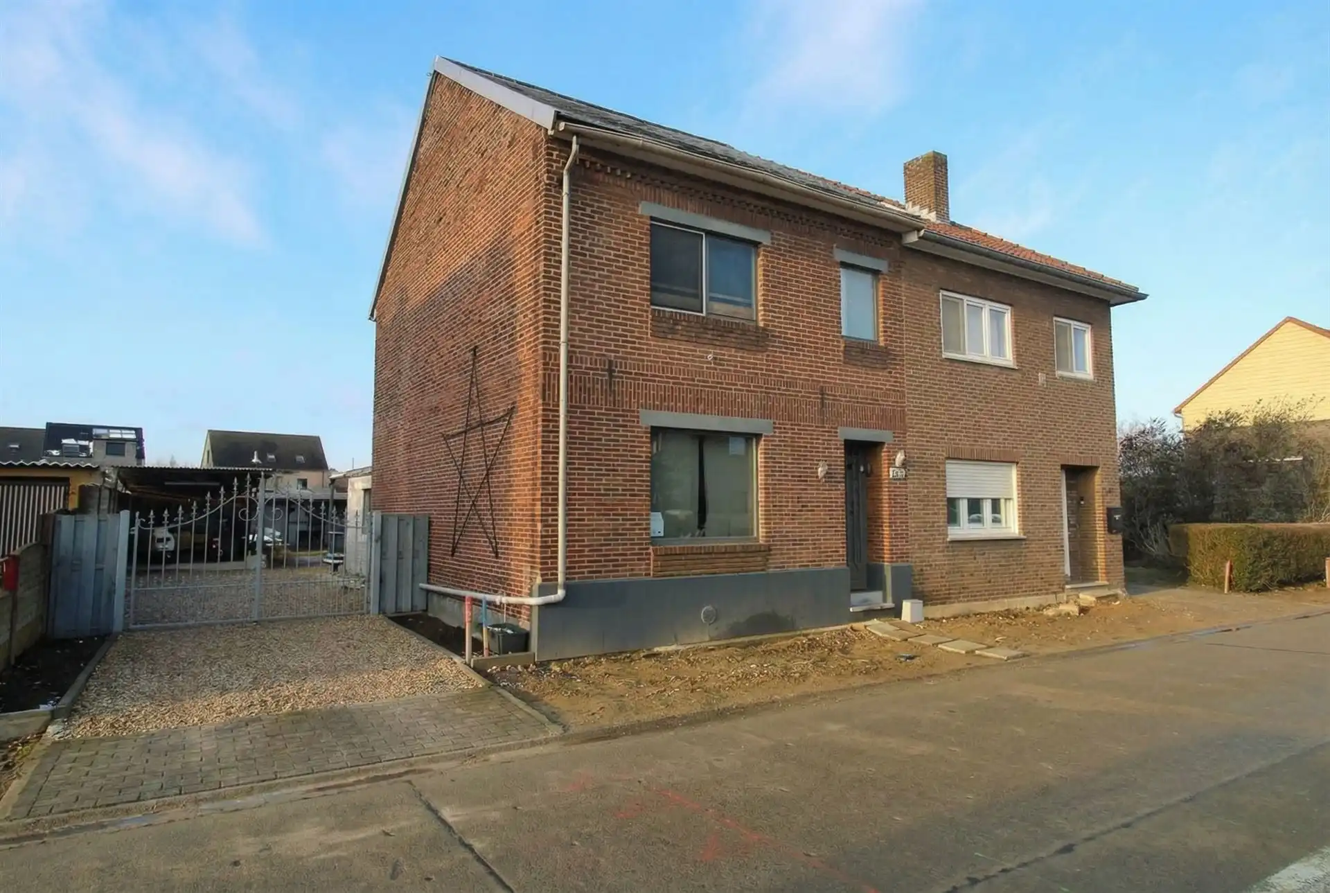 Hoofdfoto van de publicatie: Charmante woning in Maasmechelen met 2 slaapkamers (mogelijkheid tot 3de), ruime oprit, tuin en veel potentieel, ideaal als renovatieproject!
