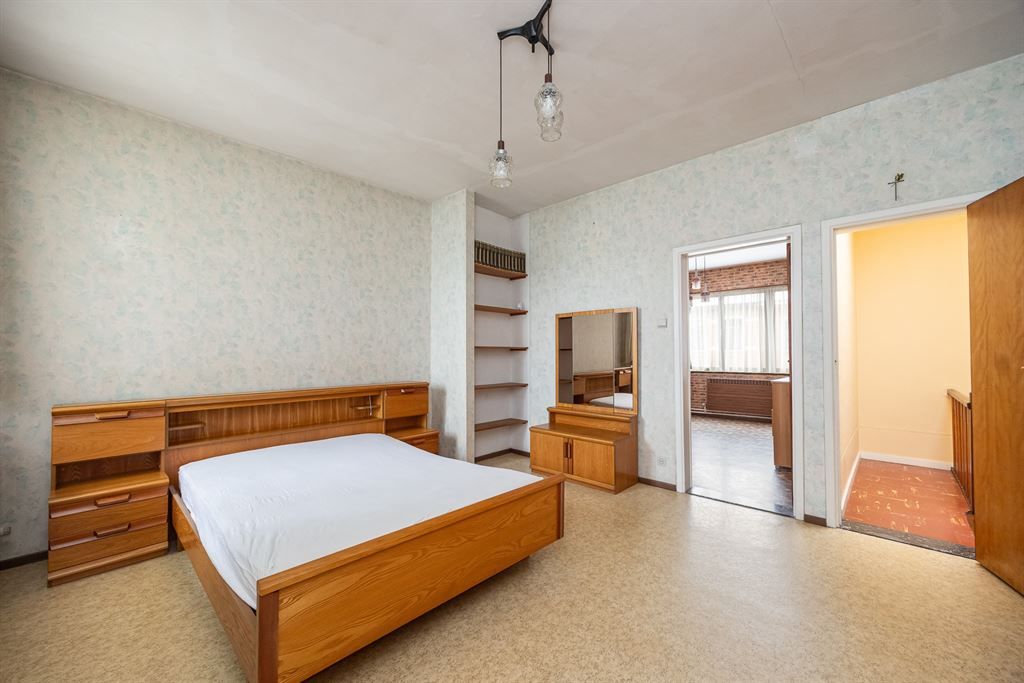 Zeer ruime, te renoveren woning met tuin foto 20