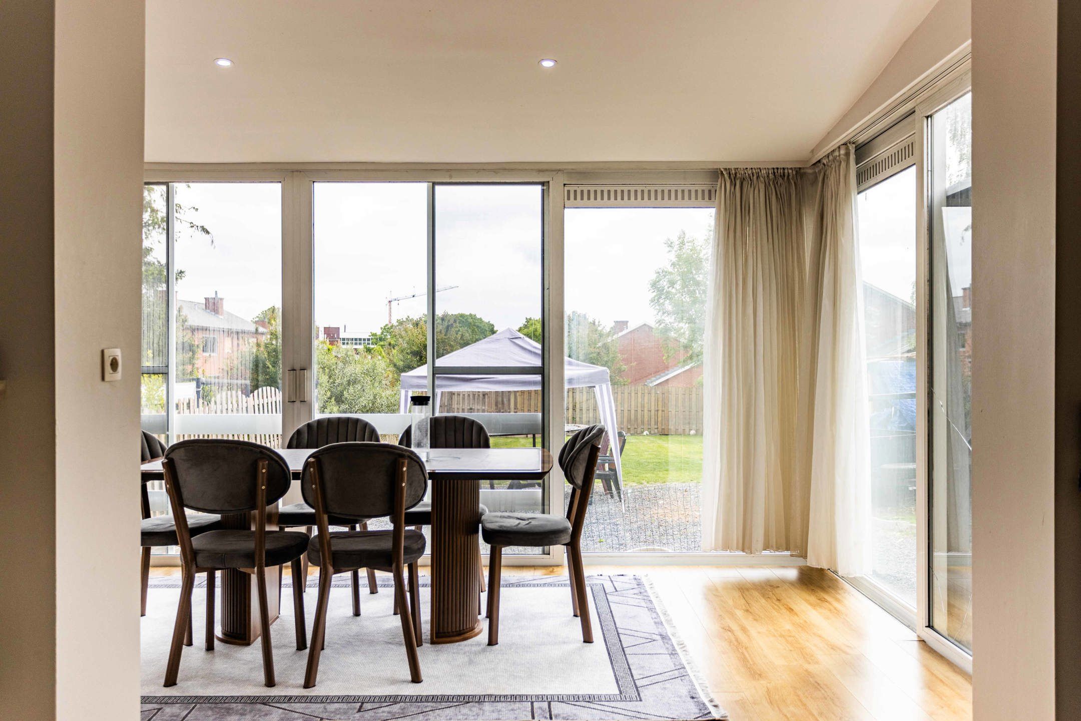 Instapklare halfopen bebouwing met tuin, oprit & garage! foto 8
