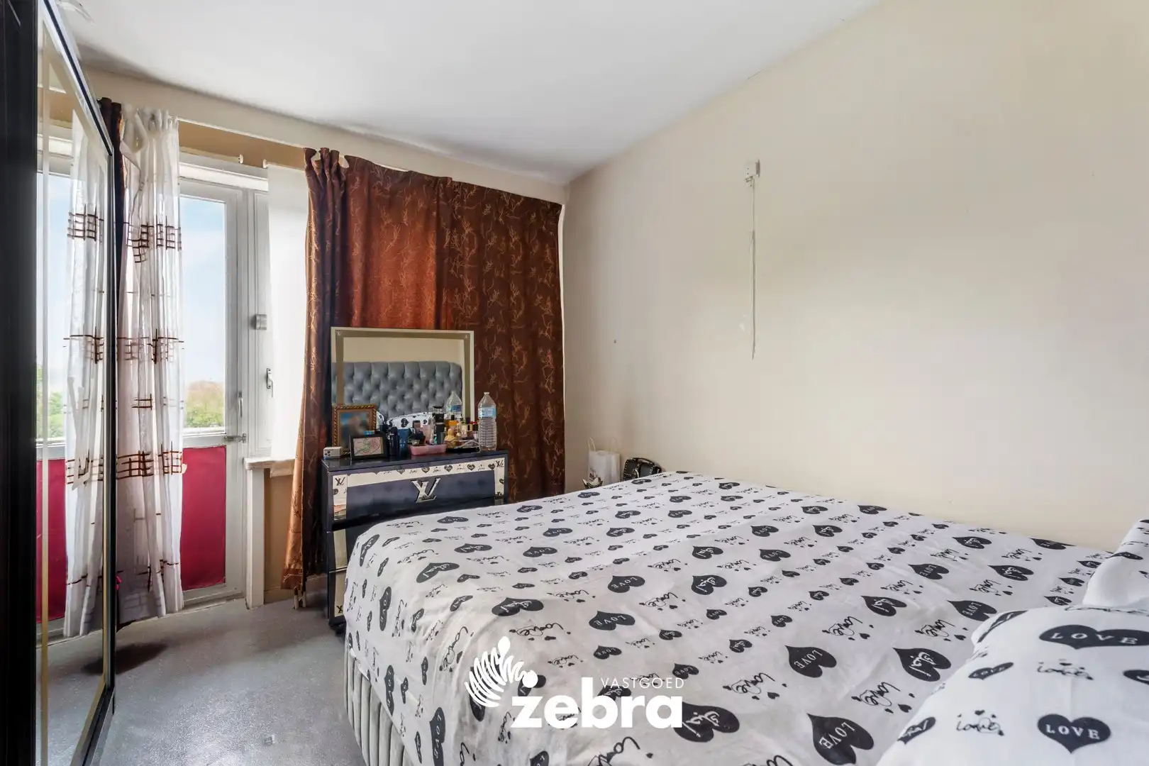 Licht op te frissen appartement op een centrale ligging te Roeselare! foto 9