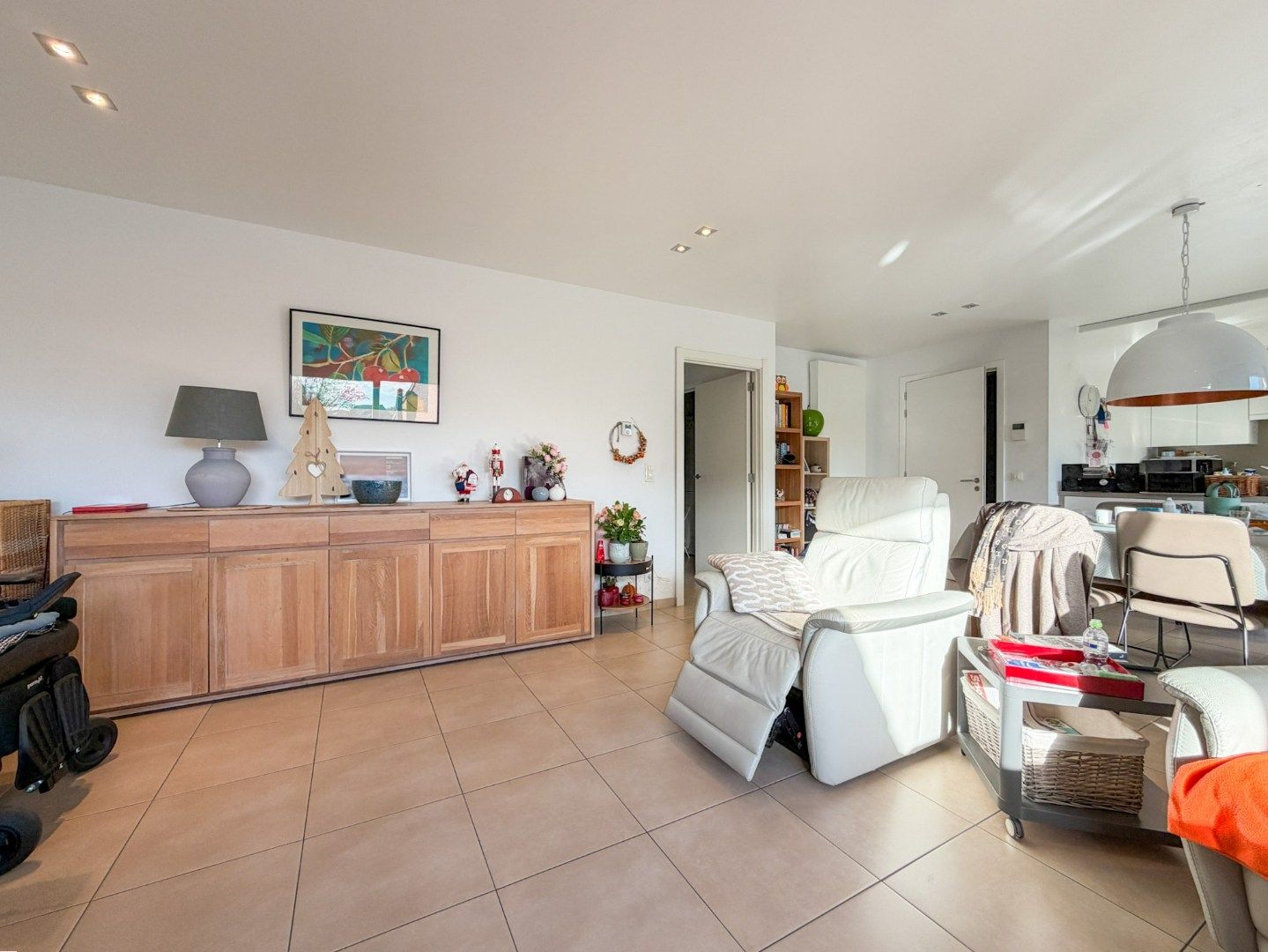 Lichtrijk recent appartement met 2 slp, groot terras en garage, Torhout. foto 3