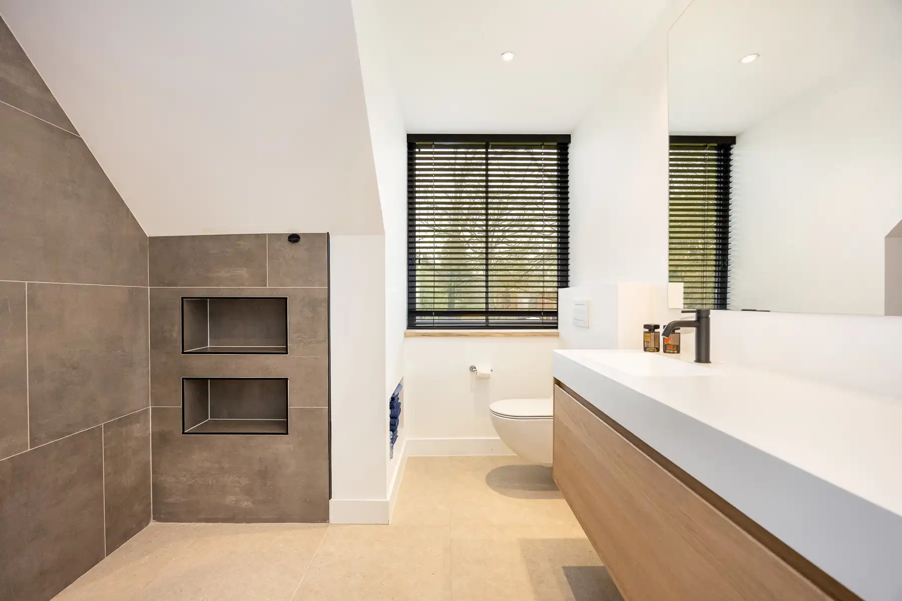 Luxueuze vernieuwbouwvilla met high-end afwerking foto 17