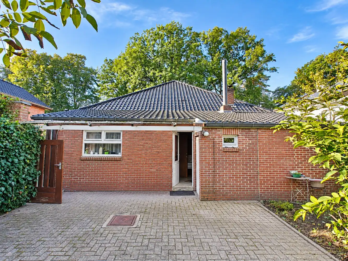Charmante, te renoveren woning met veel potentieel gelegen in het prachtige Neerharen foto 22