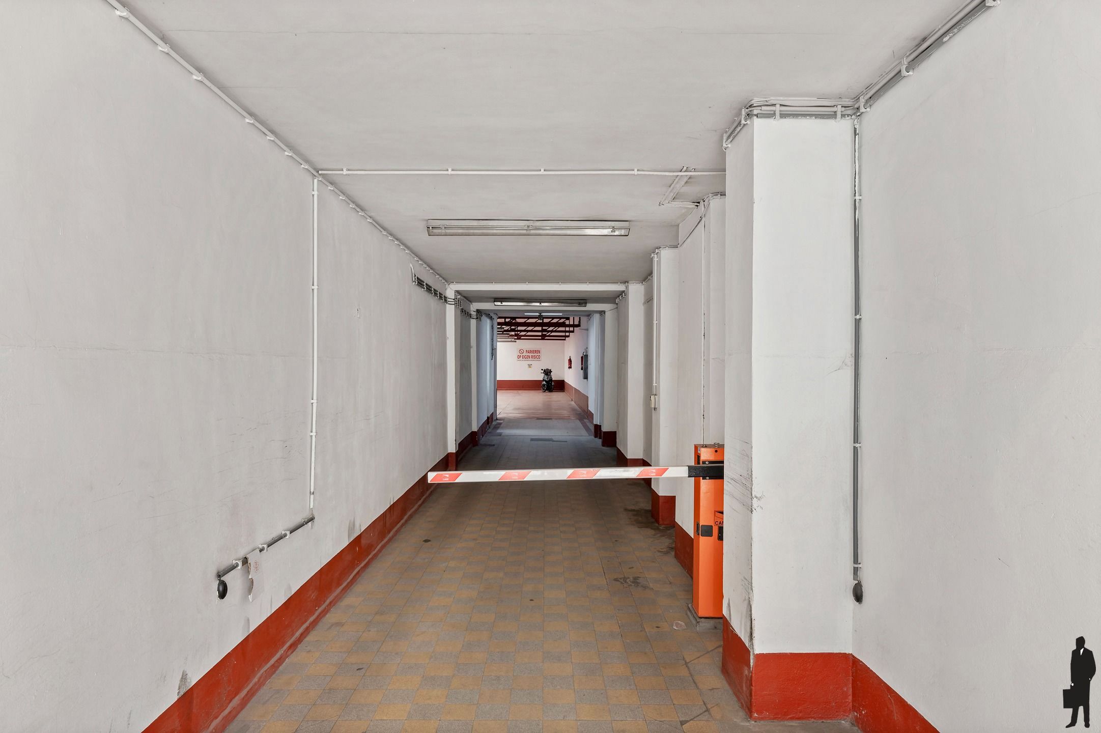 Goed onderhouden dokterspraktijk met 3 studio’s en 14 staanplaatsen foto 35