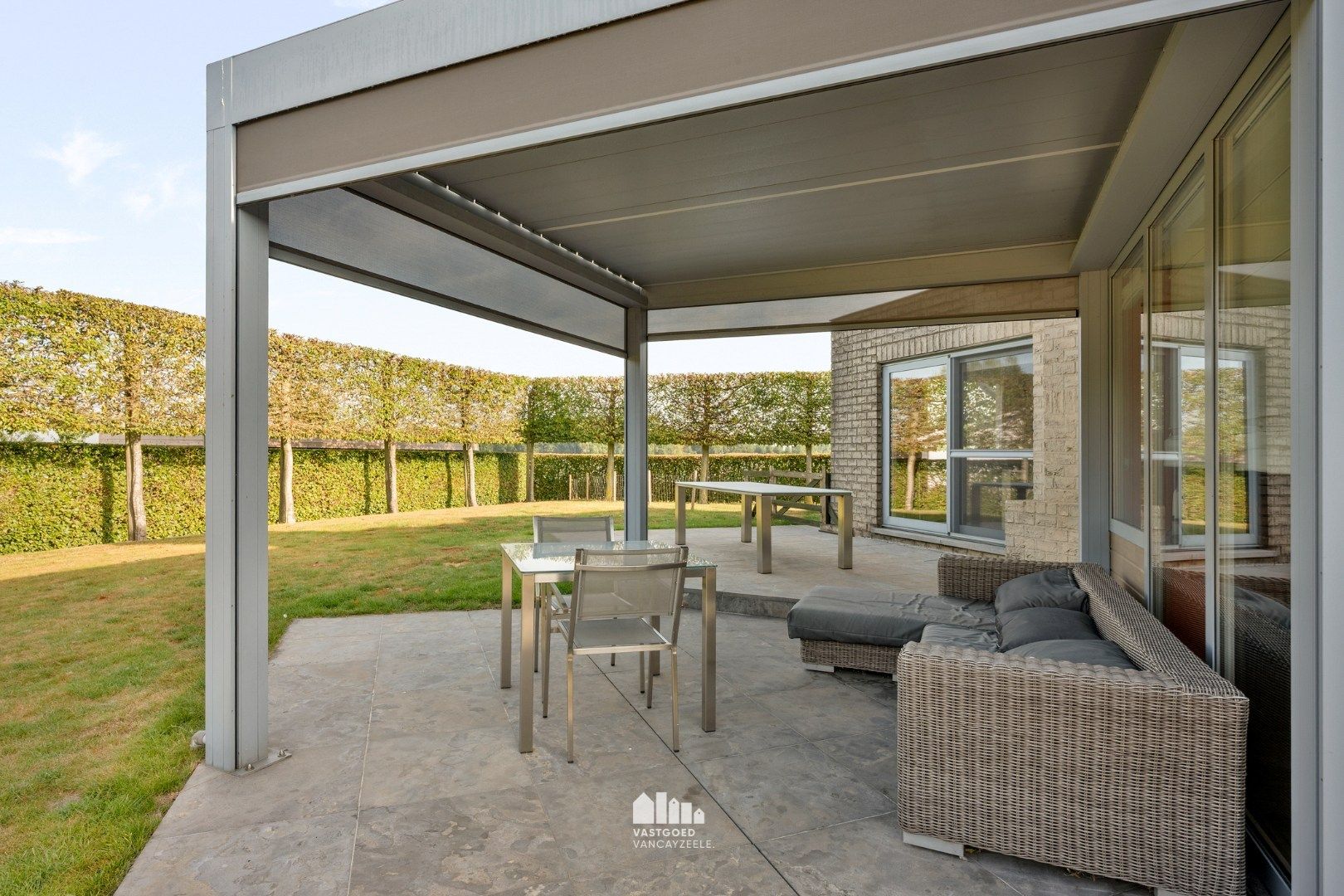 Goed onderhouden villa met grote tuin en twee garages op centrale ligging.   foto 31