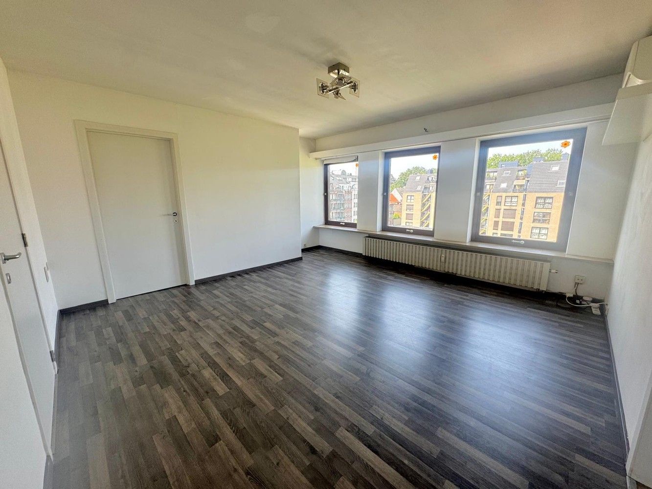 Intrekklaar appartement pal in het centrum van Genk foto 2