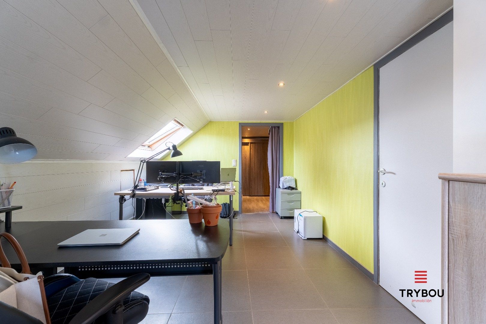 Stijlvolle industriële duplex met ruim terras en staanplaats in centrum Roeselare foto 11