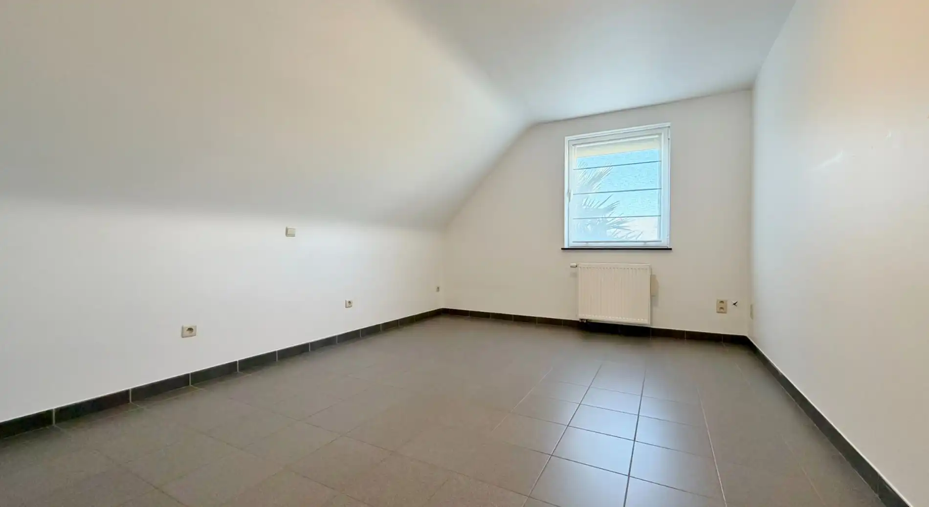 Ruime, zeer goed onderhouden villa met prachtige tuin in rustige doodlopende straat. foto 17