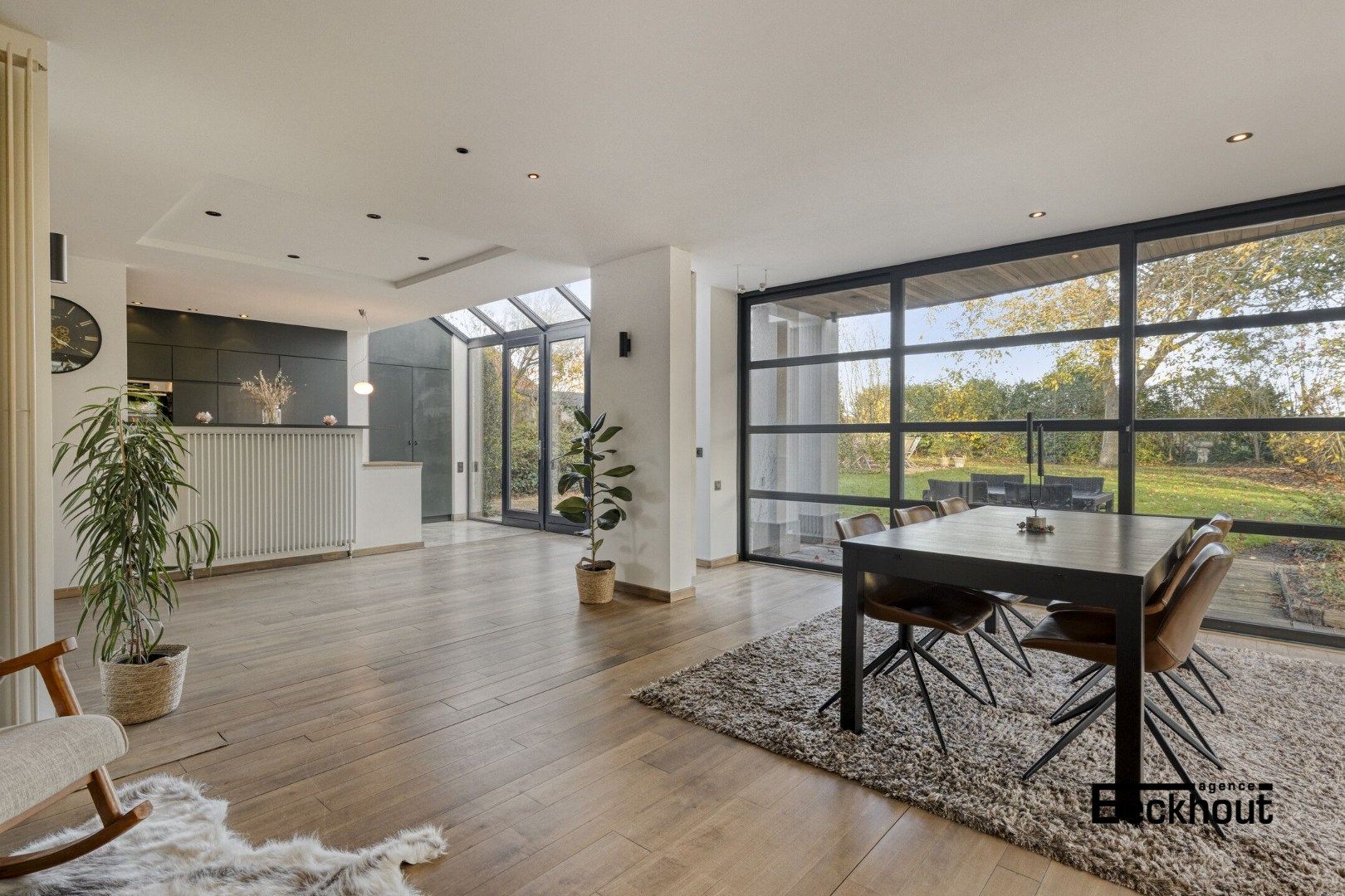 Ruime halfopen woning met prachtige aangelegde tuin en carport voor 2 wagens! foto 5