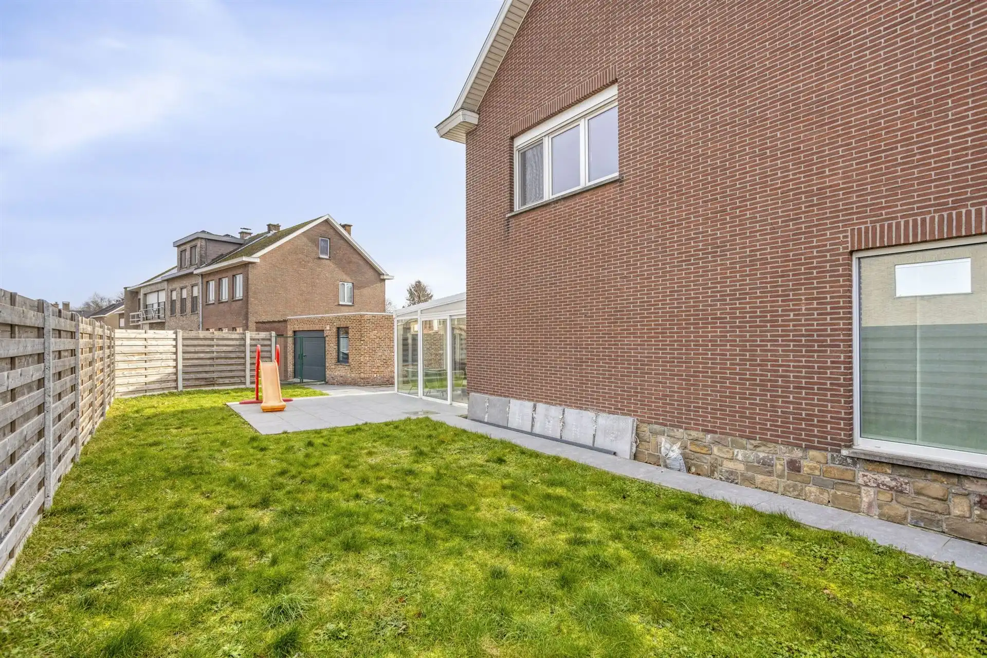 Halfopen bebouwing met 2 (mog. 3) slaapkamers en garage.  foto 23