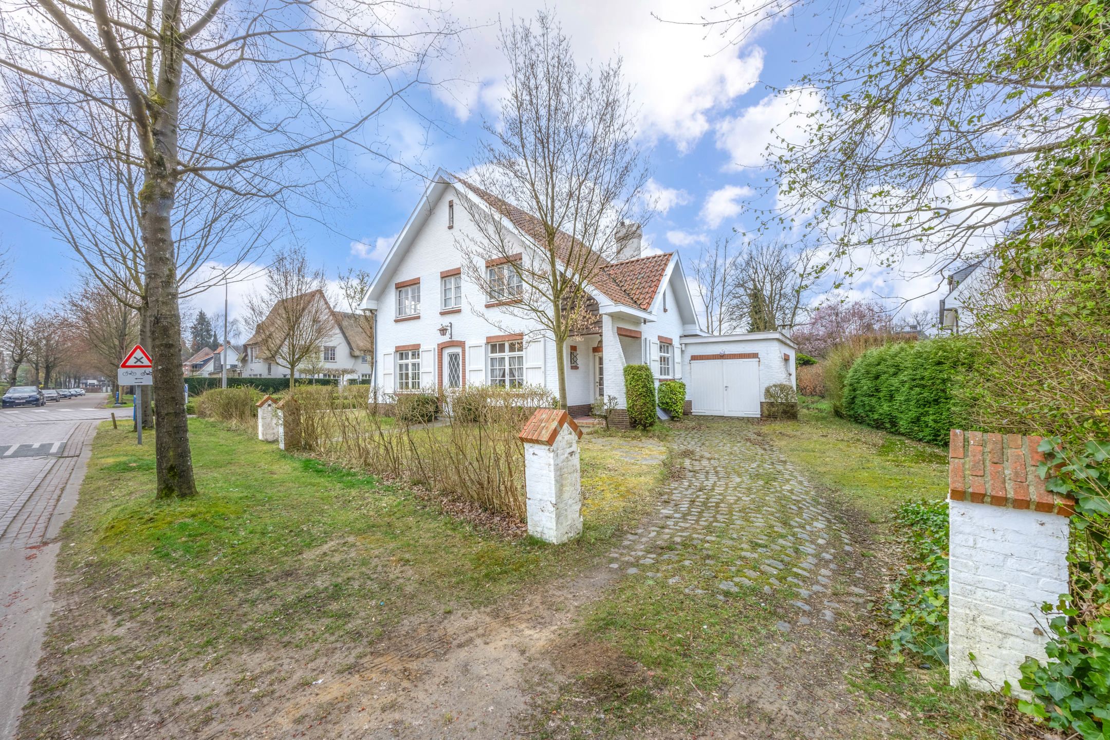 Charmante te renoveren woning nabij centrum van Brasschaat foto 2