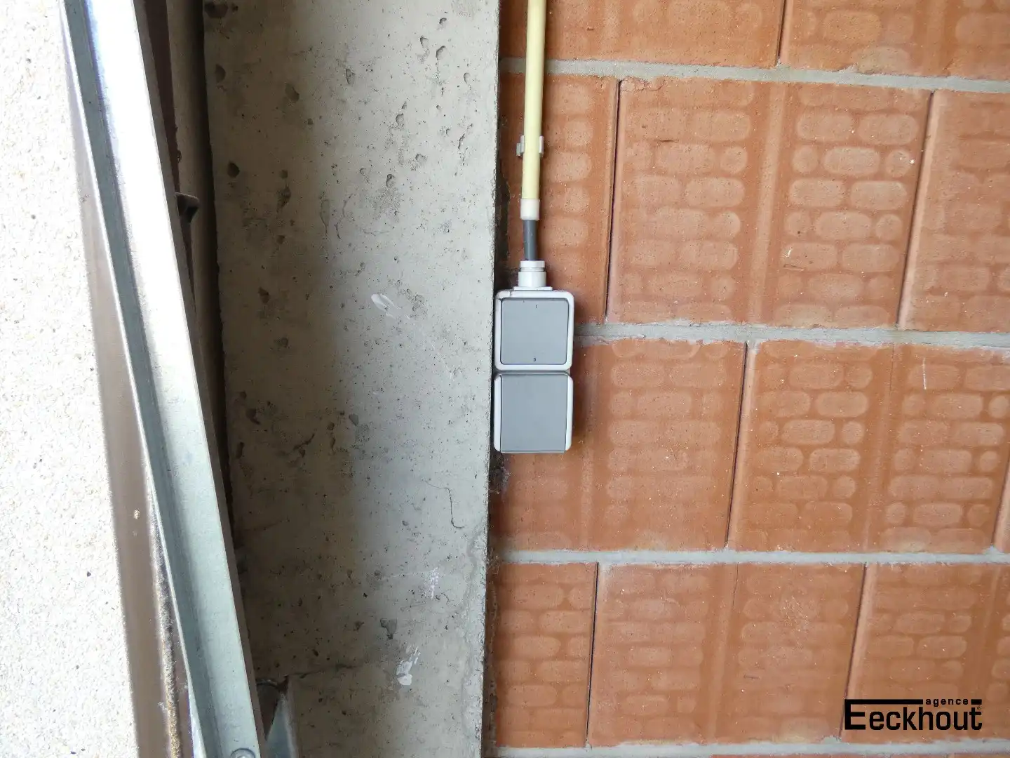 Garagebox met automatische poort dicht bij strand en duinen foto 8