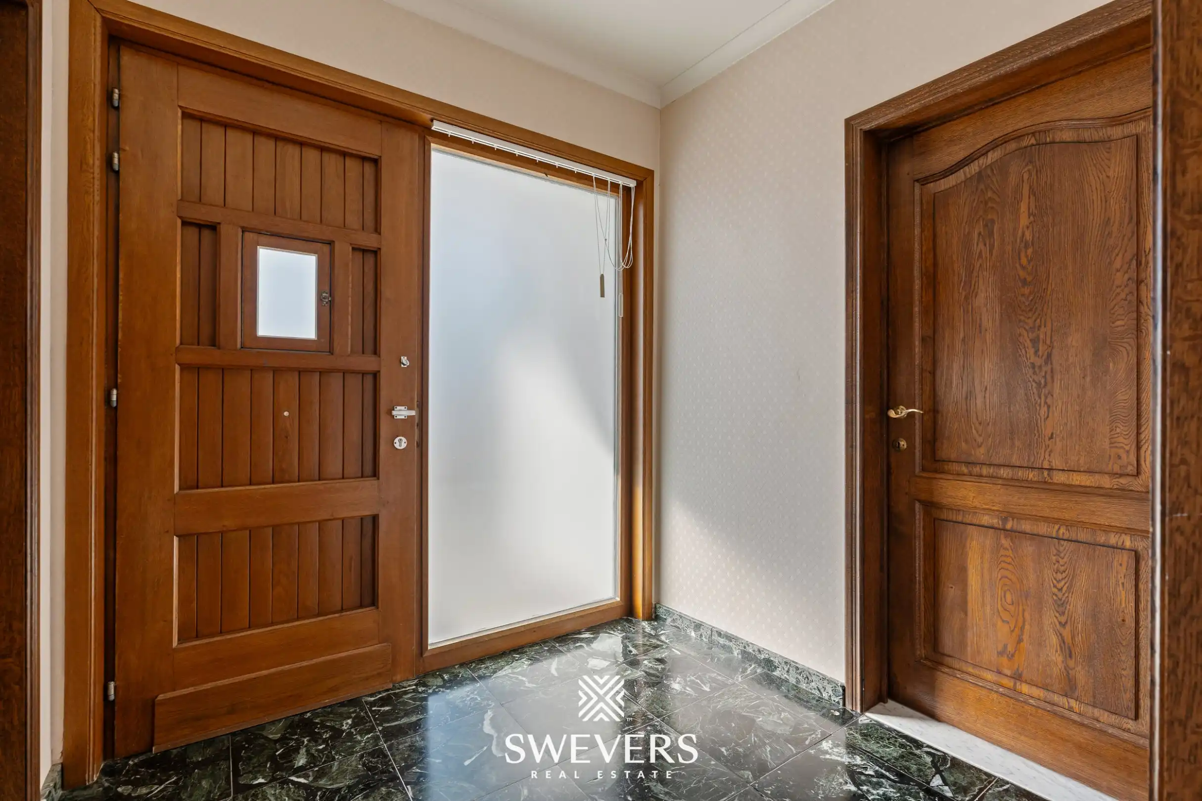 Karaktervolle gezinswoning met veel potentieel op 11a 74ca te Jesseren. foto 2