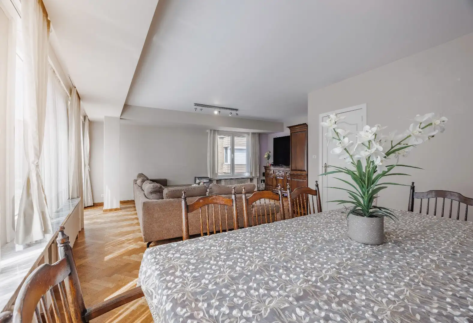 Instapklare, lichtrijke bel-etage woning met ruime garage en terras op centrale ligging foto 4