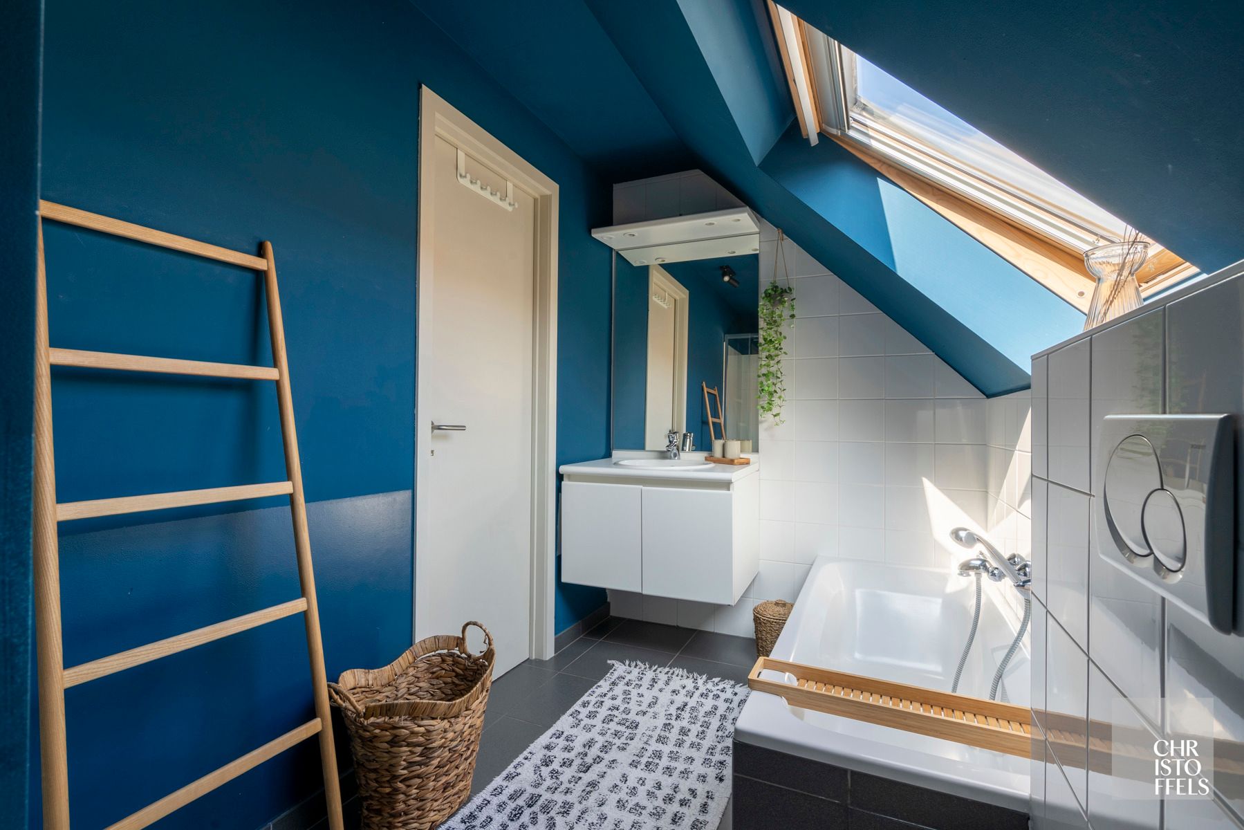 Instapklare woning in charmante Vierkantshoeve te Bilzen! foto 12