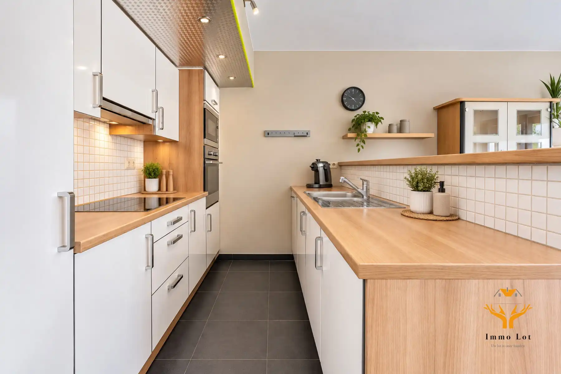 Instapklaar appartement met twee slaapkamers en terras foto 3