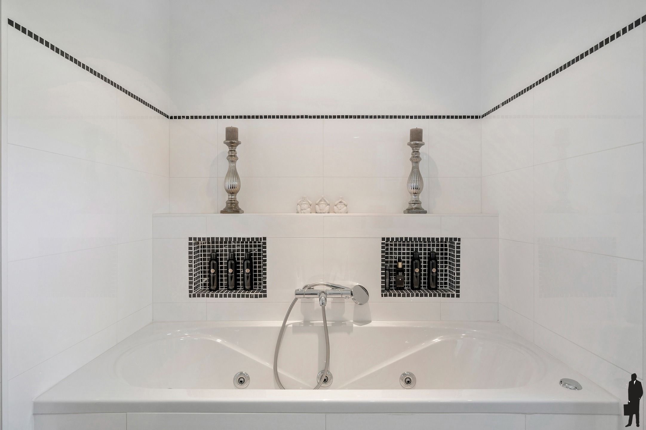 Tijdloze villa op perceel van ca. 1287 m².  foto 18