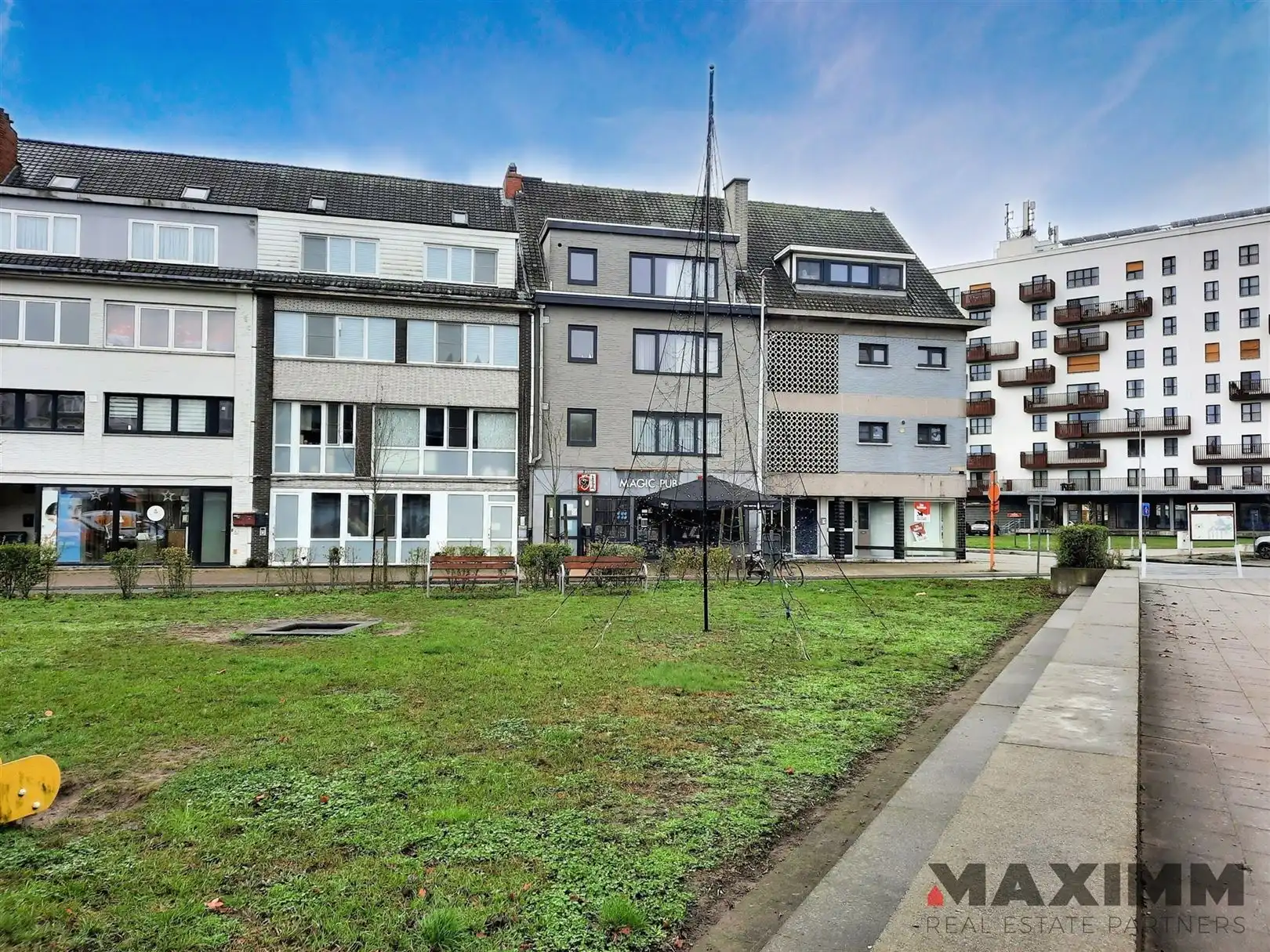 Gelijkvloers hoekpand, volledig onderkelderd op stategische locatie foto 4