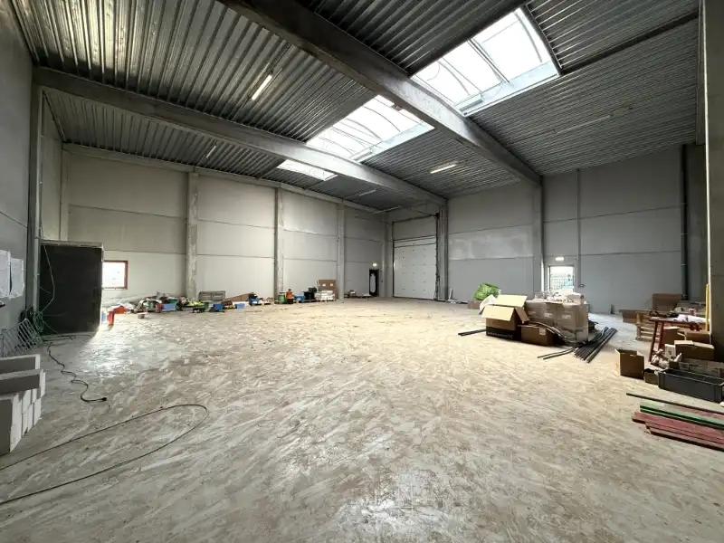 Nieuwbouw KMO-unit 380 m² + 107 m² kantoor op topligging in Evergem foto 5