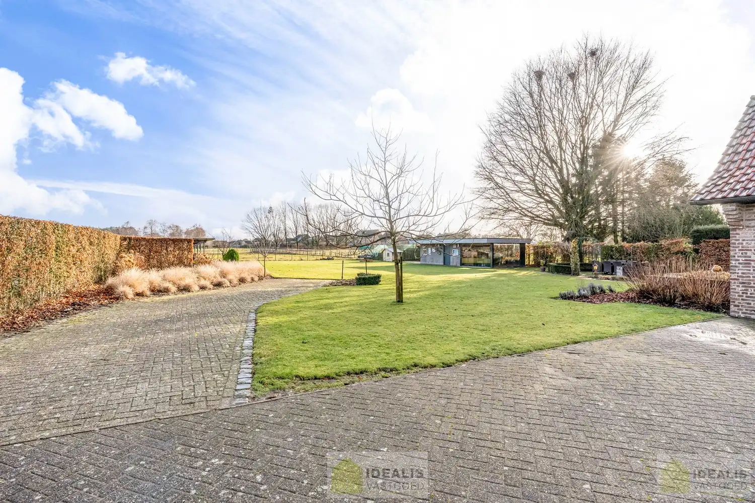 IDEALIS VASTGOED – ROYALE, INSTAPKLARE EN ZEER GOED ONDERHOUDEN GEZINSWONING OP EEN RUIM EN RUSTIG PERCEEL VAN 44A 33CA MET 5 KNAPPE SLAAPKAMERS, HEERLIJKE VERANDA, VRIJSTAANDE GARAGE EN 32 ZONNEPANELEN MÉT CERTIFICATEN ÉN ZONNEBOILER - De woning omvat maar liefst +- 265m² bewoonbare oppervlakte met ruime woonkamer, uitgeruste keuken, 5 slaapkamers, badkamer, vrijstaande garage én 32 zonnepanelen. De woning is rustig gelegen op een perceel met een opp. van 44a 33ca. foto 6