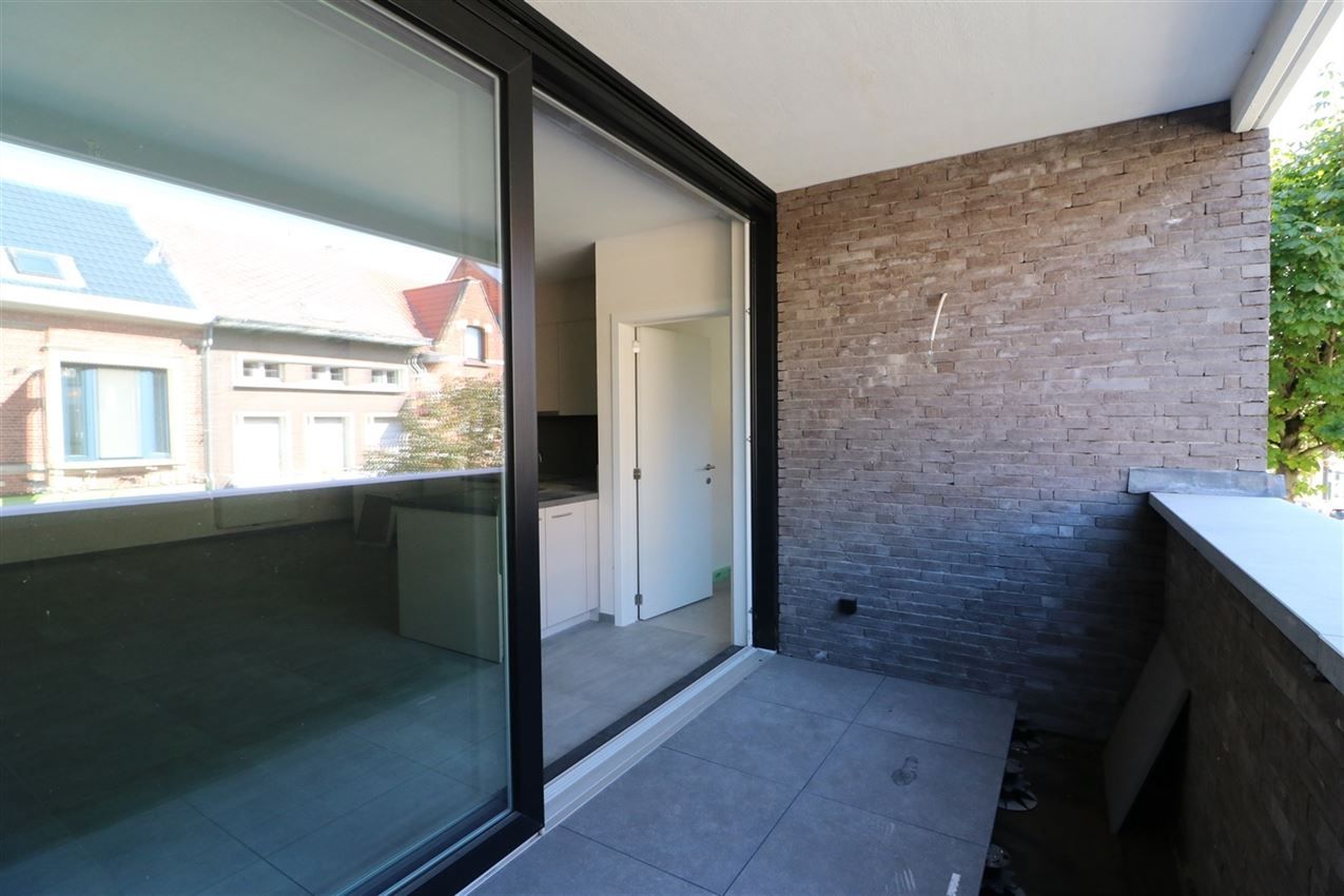 Heel recent gebouw, lift, terras, garage, 1 grote slpk. foto 12