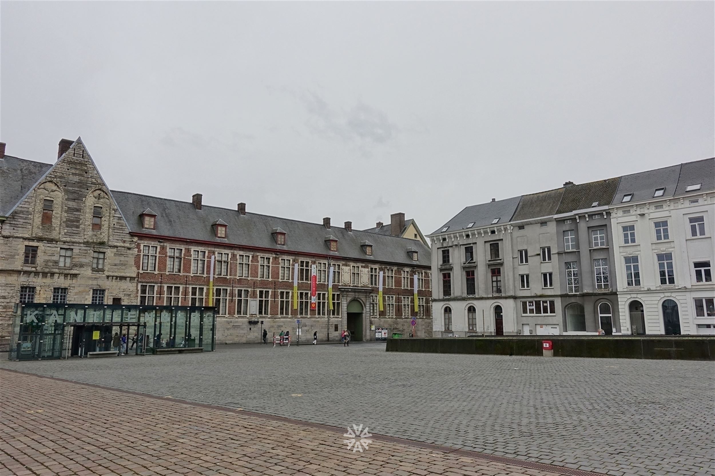 Instapklaar kantoor/ praktijkruimte/ vrij beroep te huur aan Sint-Pietersplein Gent foto 11