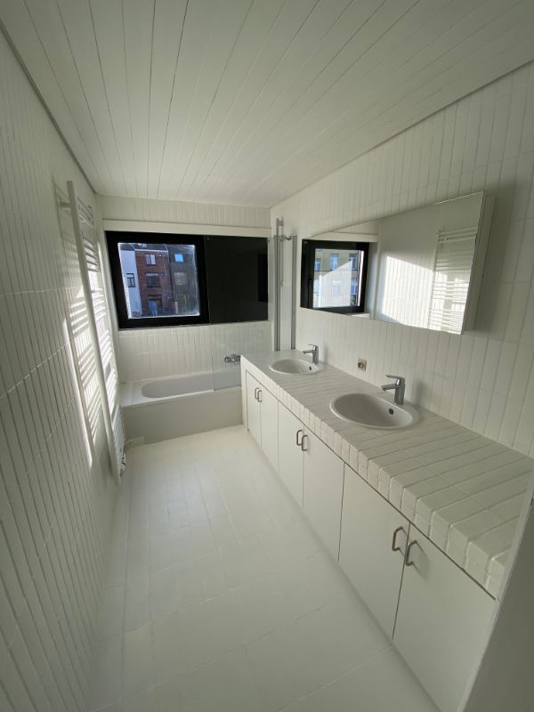 Ruim appartement met 2 slaapkamers, centraal gelegen. foto 8