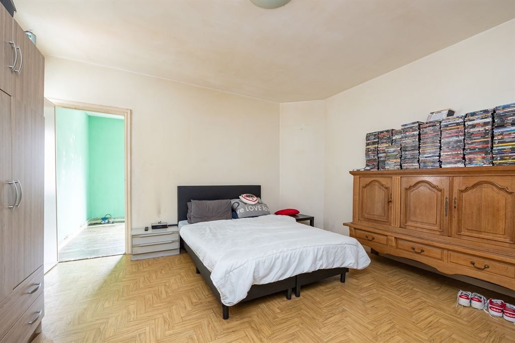 Ruim op te frissen appartement met 3 slaapkamers foto 9