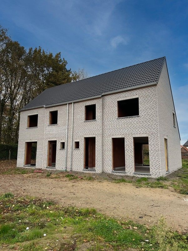 Twee halfopen nieuwbouwwoningen op rustige locatie foto 2