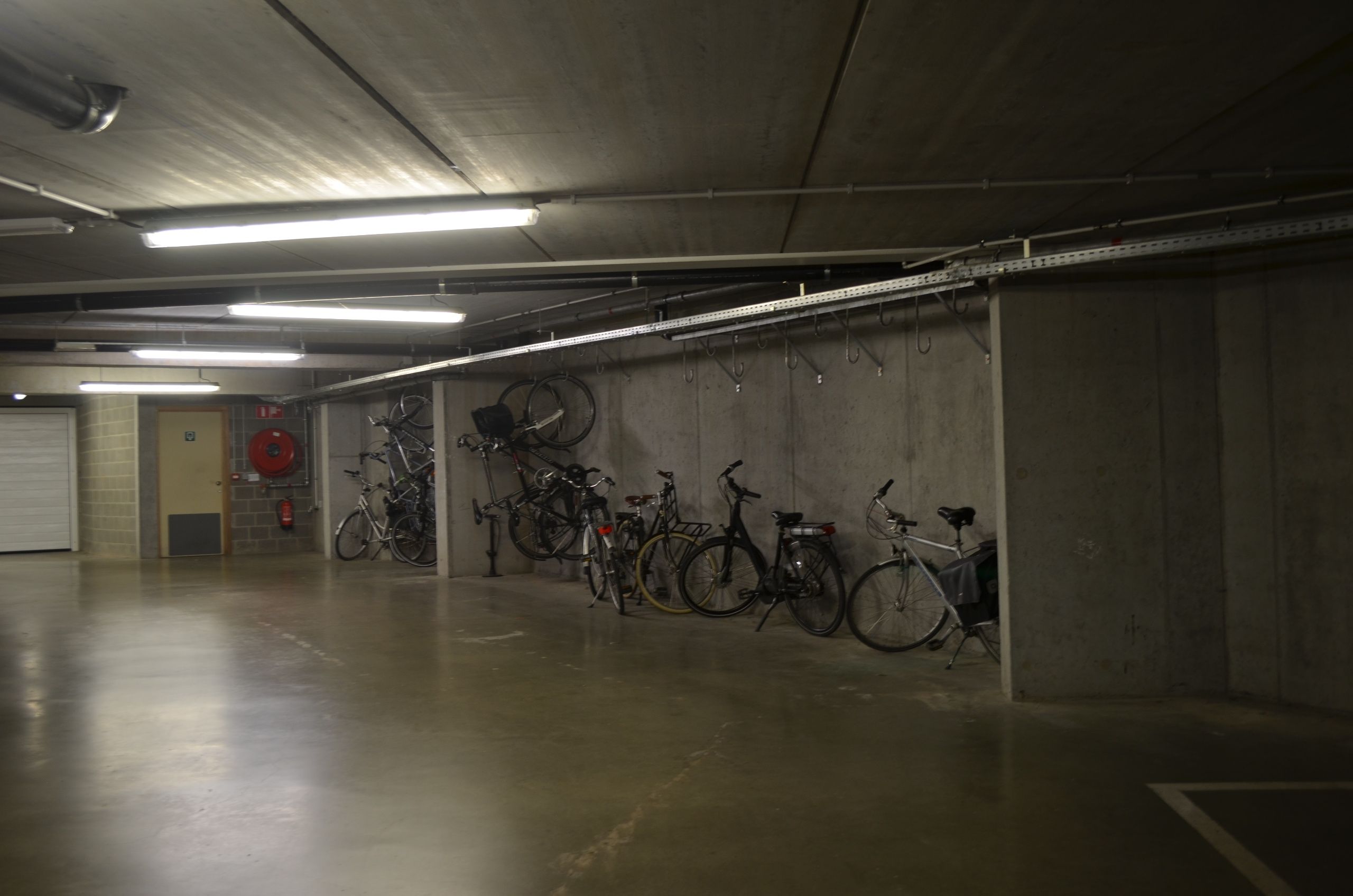 Mooi gelijkvloersappartement met 2 slpks., groot terras & autostaanplaats in centrum Kortrijk foto 10