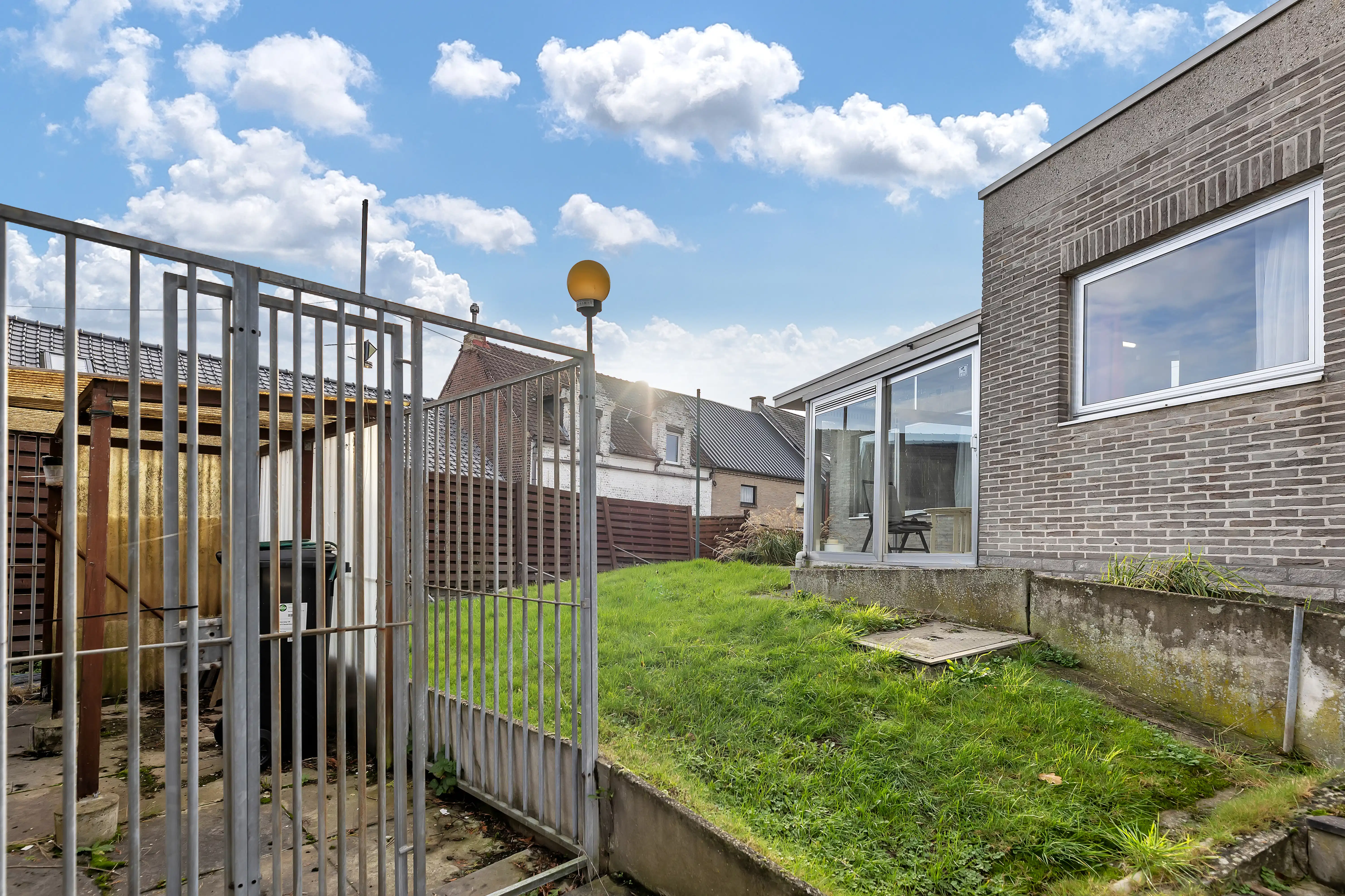 Bungalow met garage en tuintje op strategische ligging foto 26