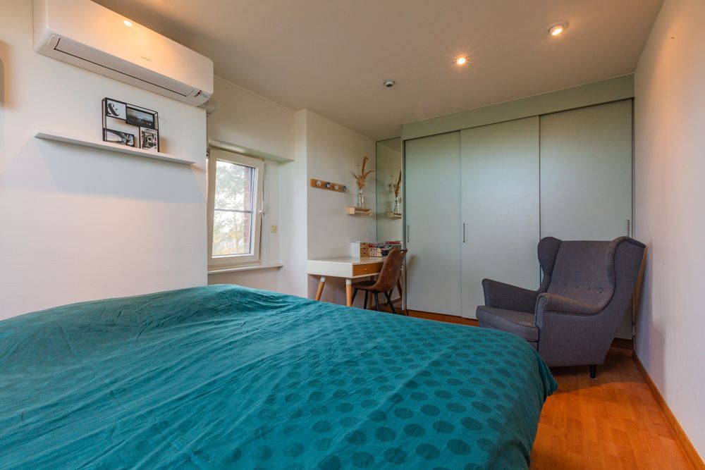 Halfopen woning met tuin, garage en pergola foto 18