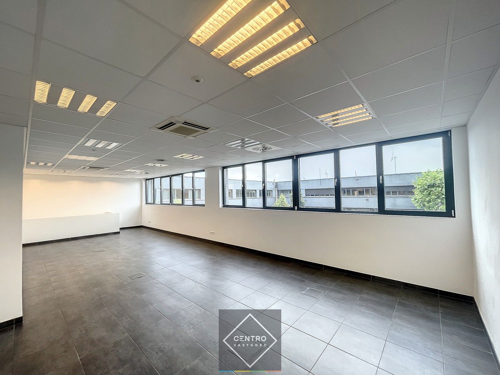 Instapklaar BEDRIJFSGEBOUW bestaande uit MAGAZIJNEN (2.685m²) met 2 LAADKADEN en instapklare KANTOREN (600m²) op industriezone "Herdersbrug" te Brugge foto 12